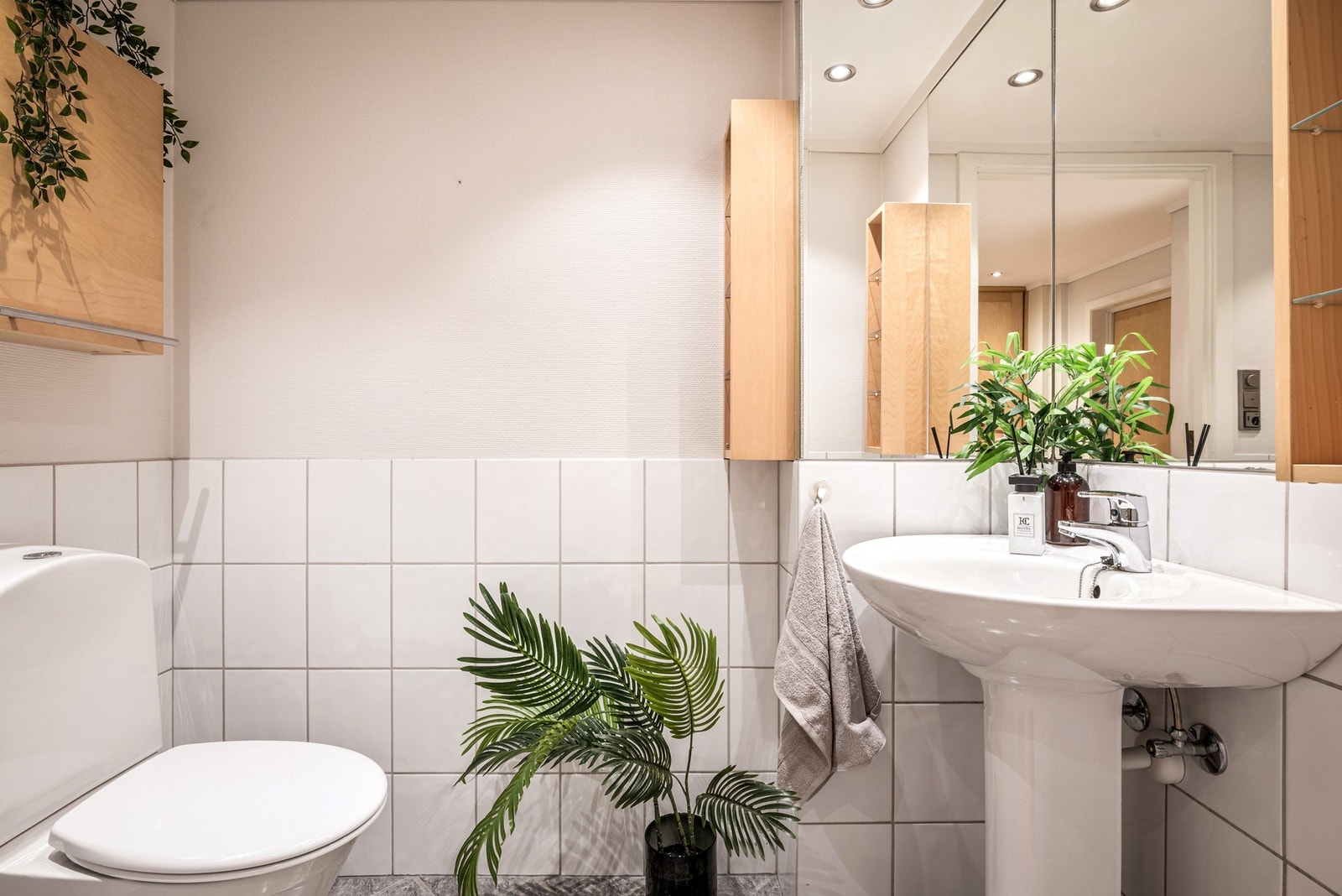 Separat toalettrom på 2,5 m² - en klar fordel når man har gjester på besøk, det er varmekabler både her og på vaskerommet Galleribilde