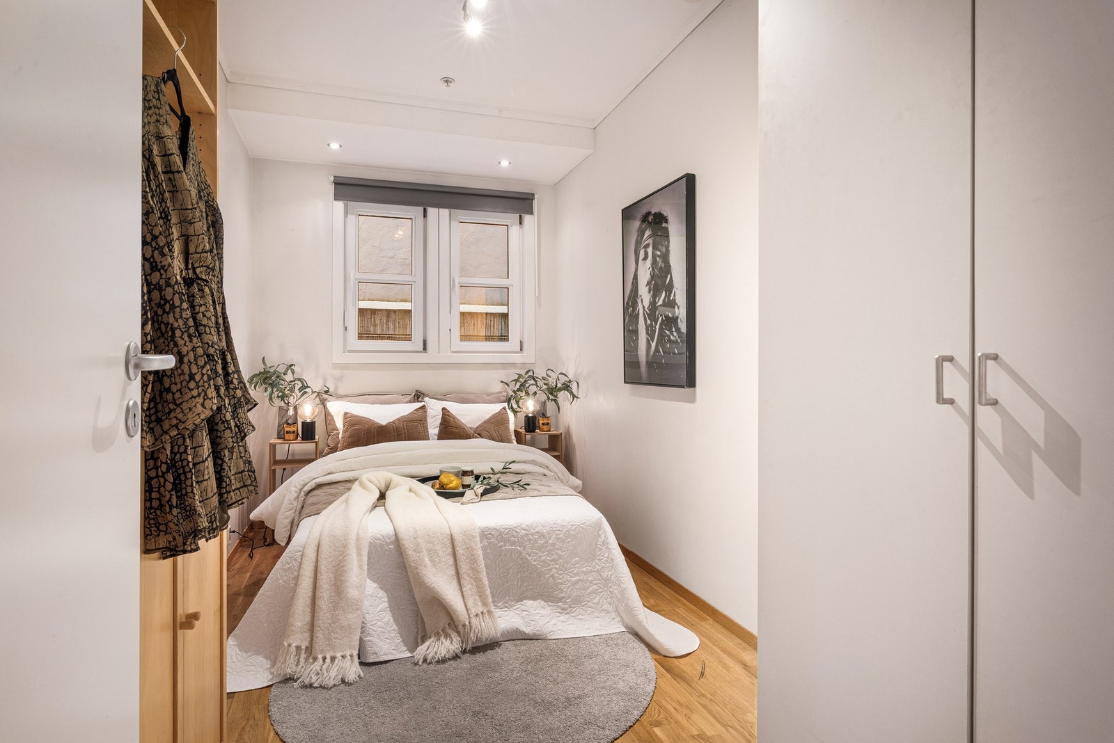 Soverom nr. 1 er på 8,9 m² og er etablert ved profesjonell deling av et tidligere større rom Galleribilde