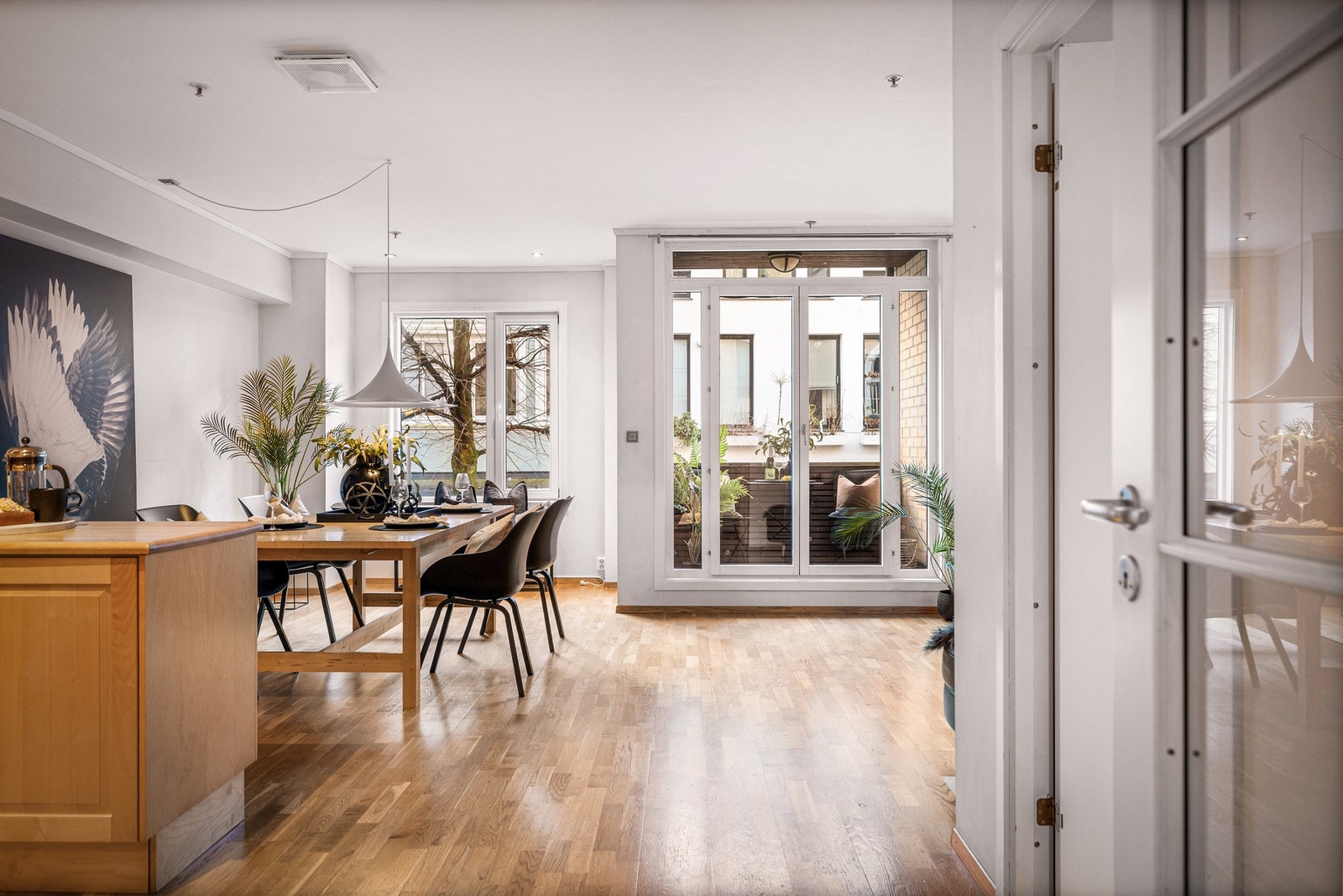 Stig på! Romslig stue på 45 m², preget av store vindusflater som slipper inn godt med naturlig dagslys Galleribilde