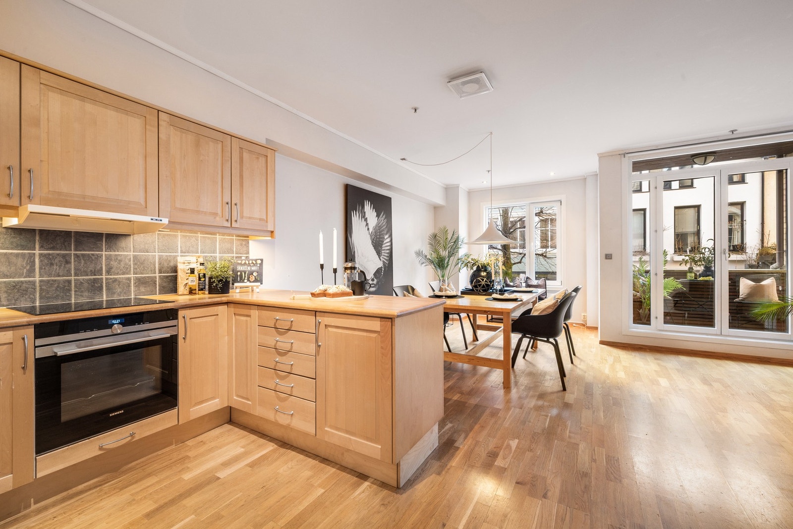 Det er parkett på alle gulv, foruten våtrom som har fliser Galleribilde