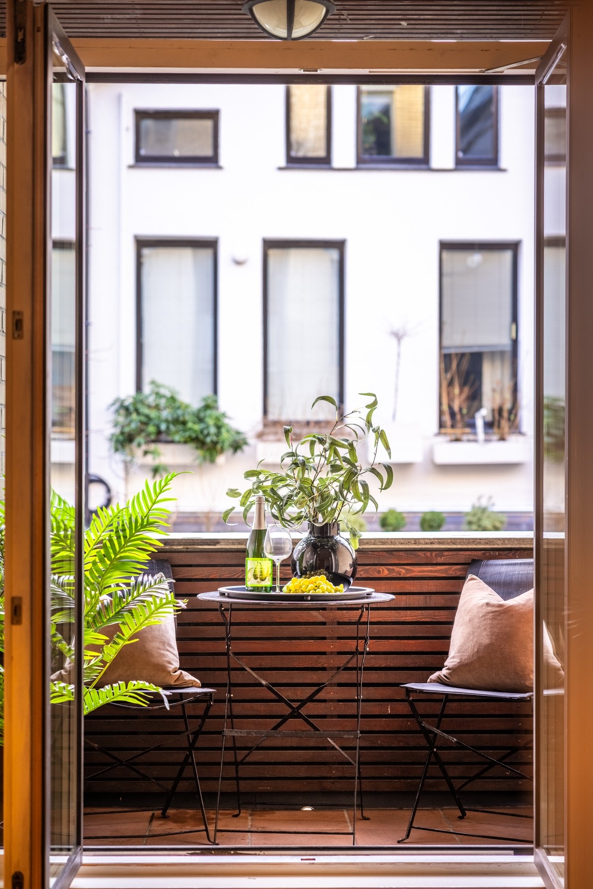 Her kan du nyte fersk morgenkaffe fra bakeriet rett over gaten Galleribilde