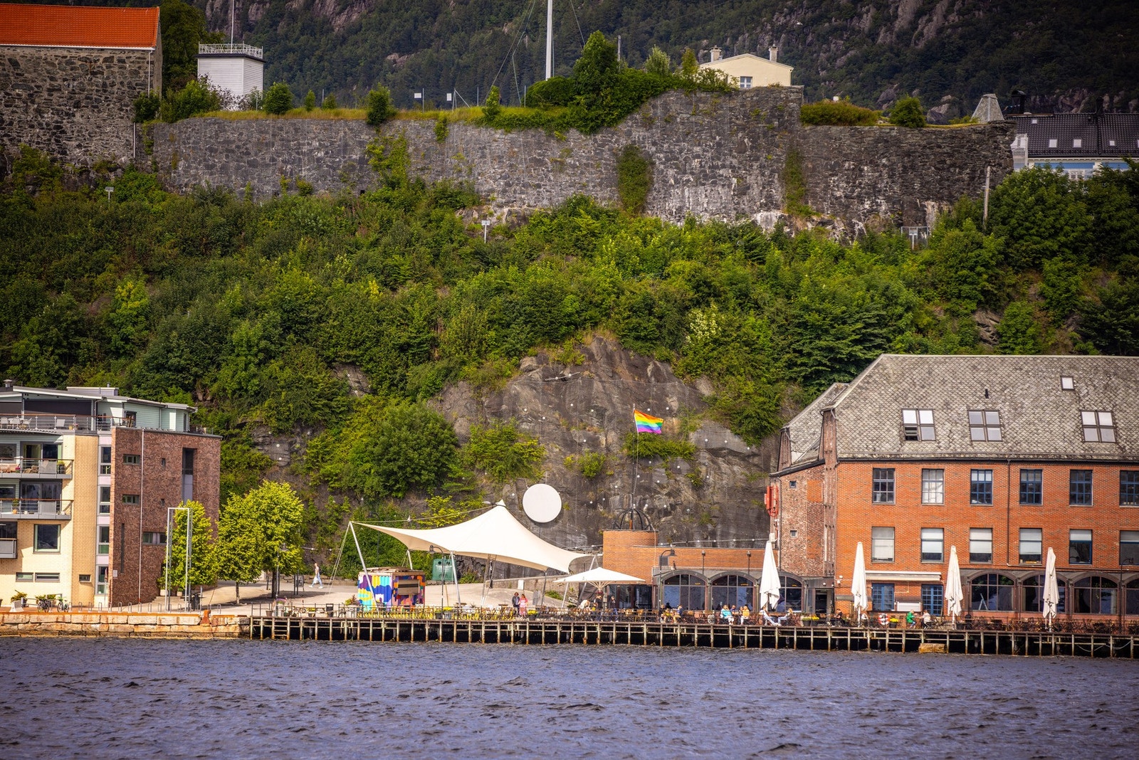 Verftet er et populært samlingspunkt med konserter, arrangementer og uteservering helt nede ved sjøkanten Galleribilde