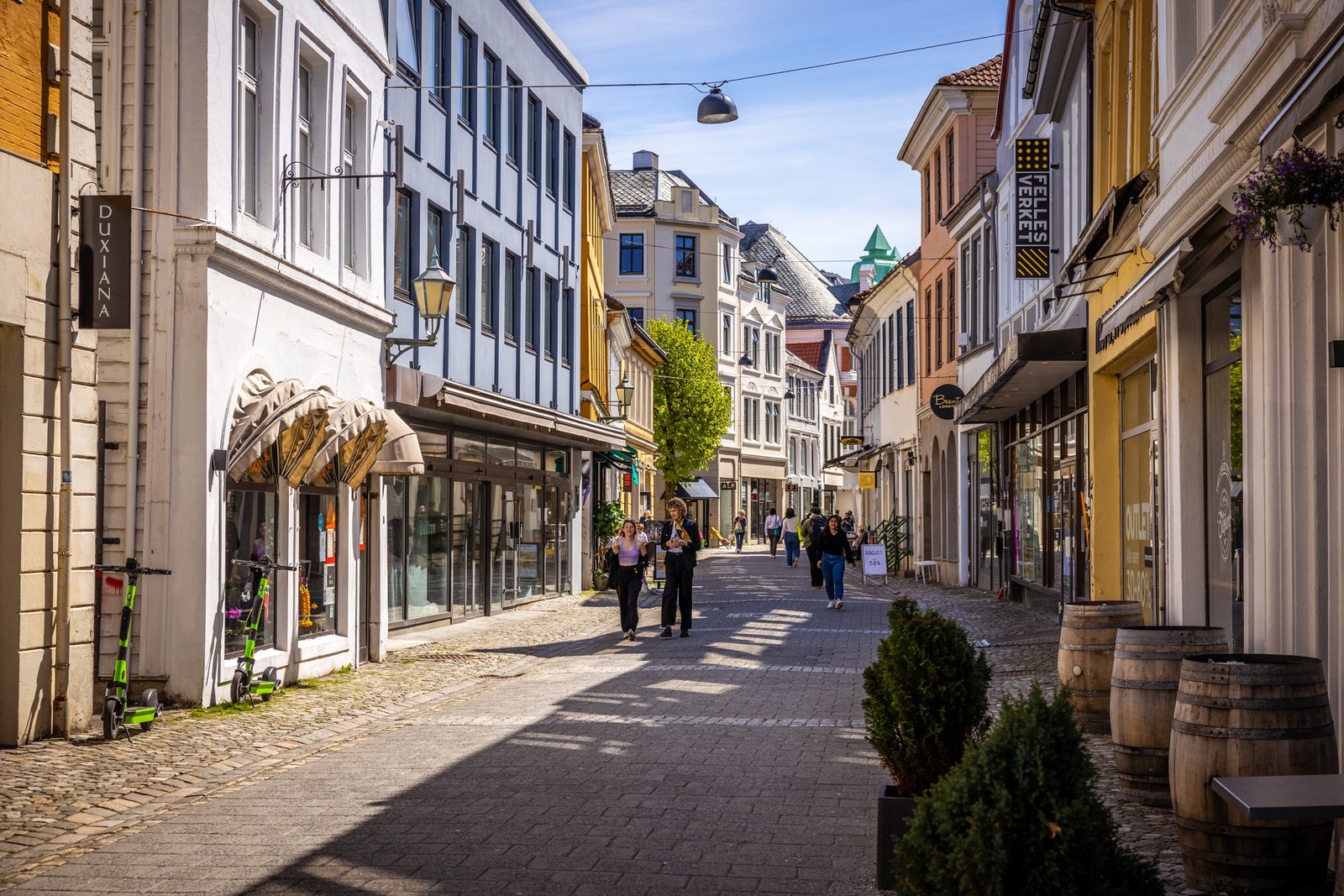Strandgaten byr på like mye liv vinterstid som i sommerhalvåret Galleribilde