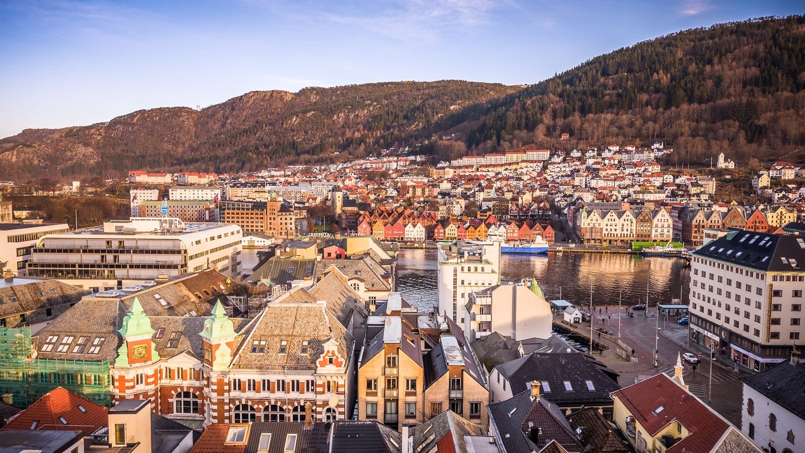 Leiligheten har en særdeles attraktiv beliggenhet med kort vei til sjøfronten og byfjellene som rammer byen inn Galleribilde