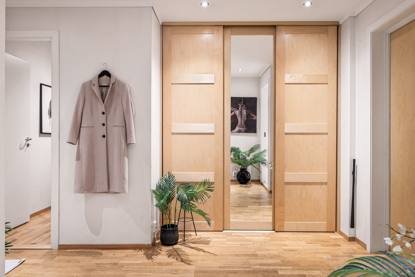 God plass til både regntøy, paraplyer og det som hører Bergenshverdagen til Galleribilde