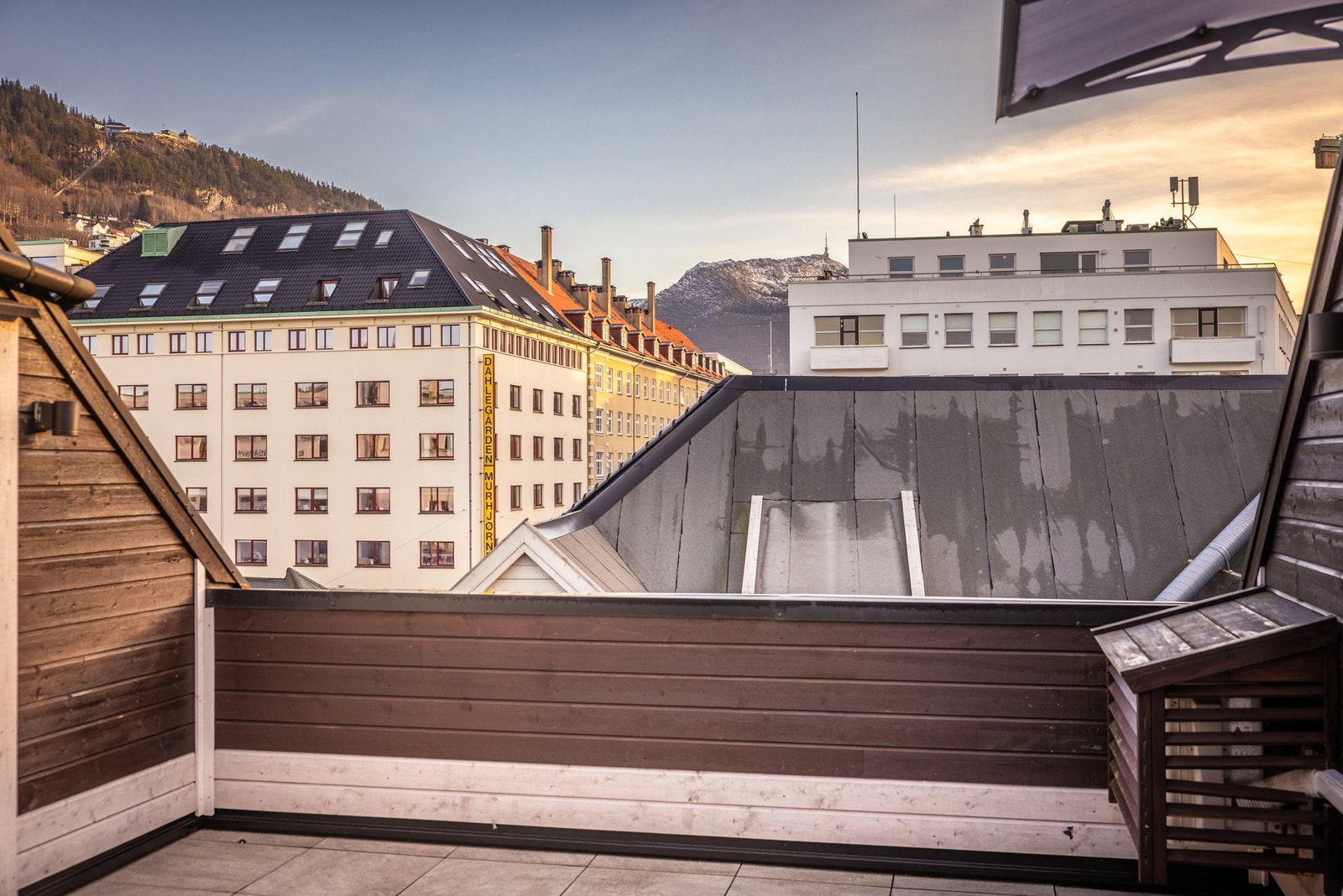 Herfra er du så heldig å kunne få utsikt mot to av Bergens mest kjente og kjære fjell Galleribilde