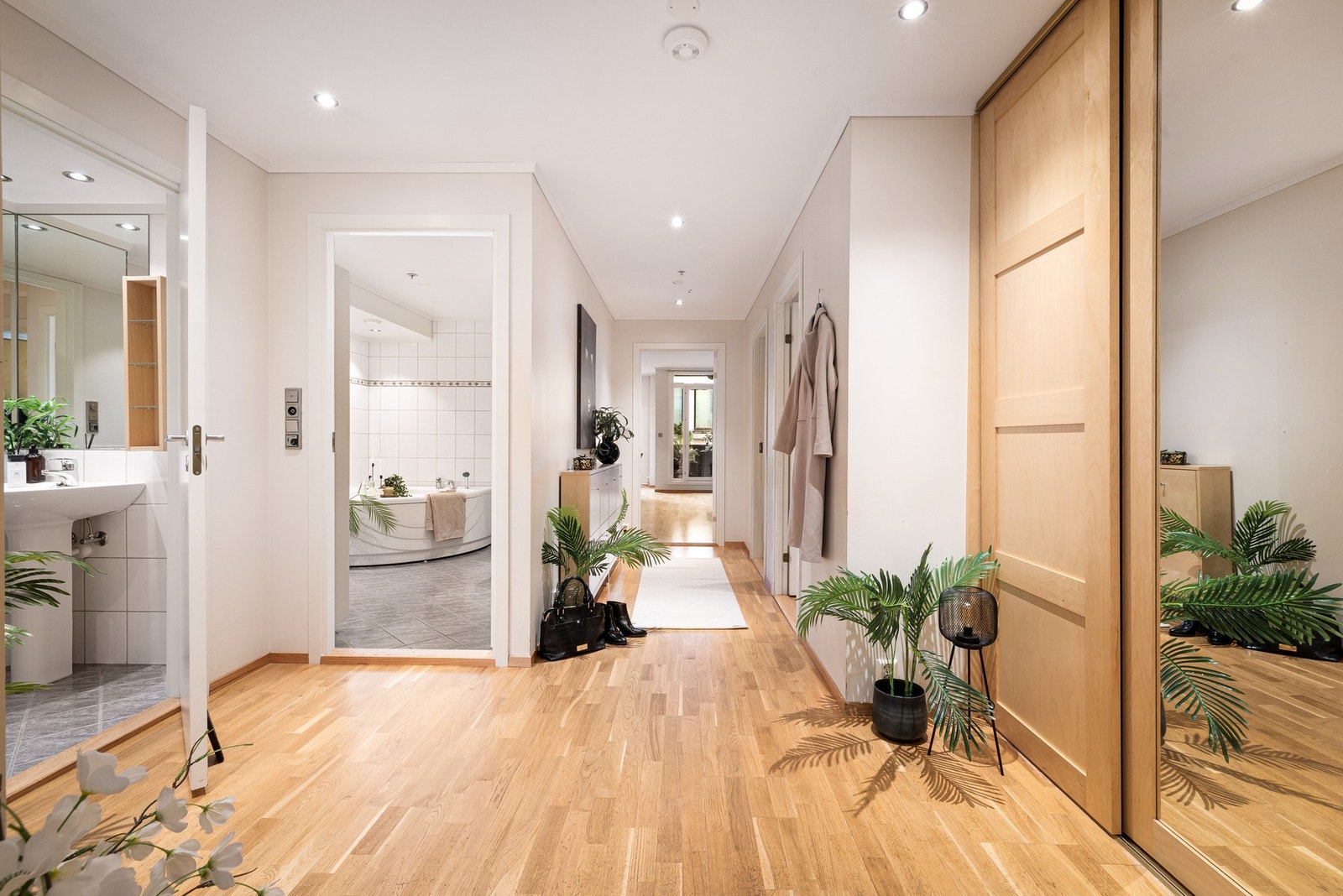 Leiligheten har en romslig entrè/gang på 14 m² med skyvedørsgarderobe og god plass til ytterligere oppbevaring Galleribilde