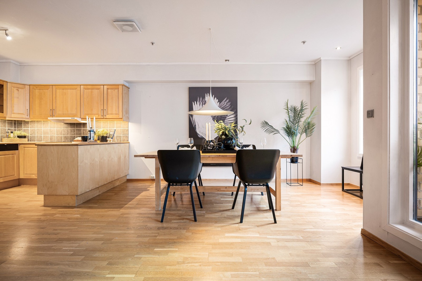 Her er det lett å se for seg lange måltider, gode samtaler og et spisebord som naturlig blir et samlingspunkt i boligen Galleribilde