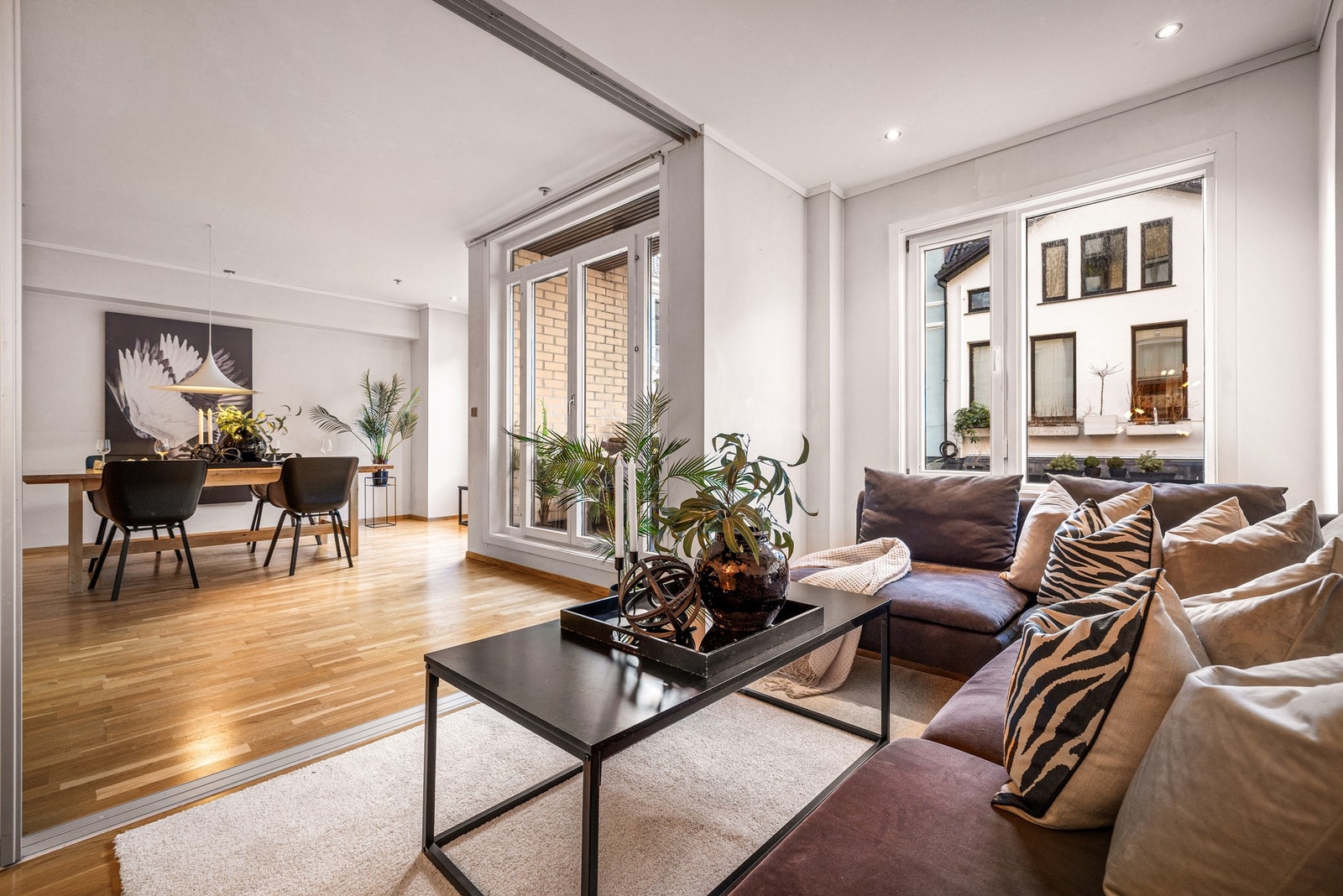 Stuen byr på gode muligheter for sofagruppe og spisestue med plass til mange Galleribilde