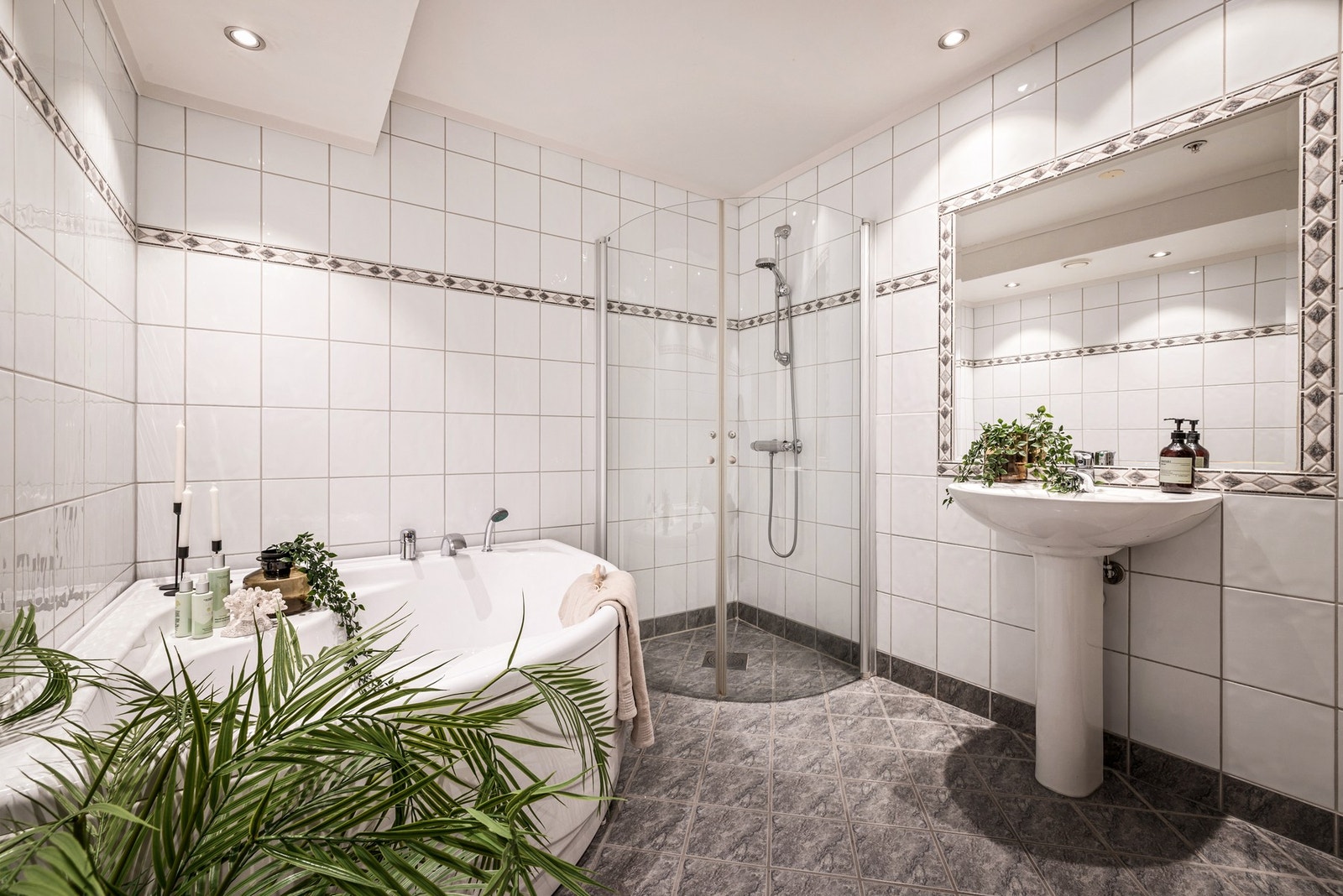 Badet er på 8,2 m² og er utstyrt med både badekar og dusjhjørne Galleribilde