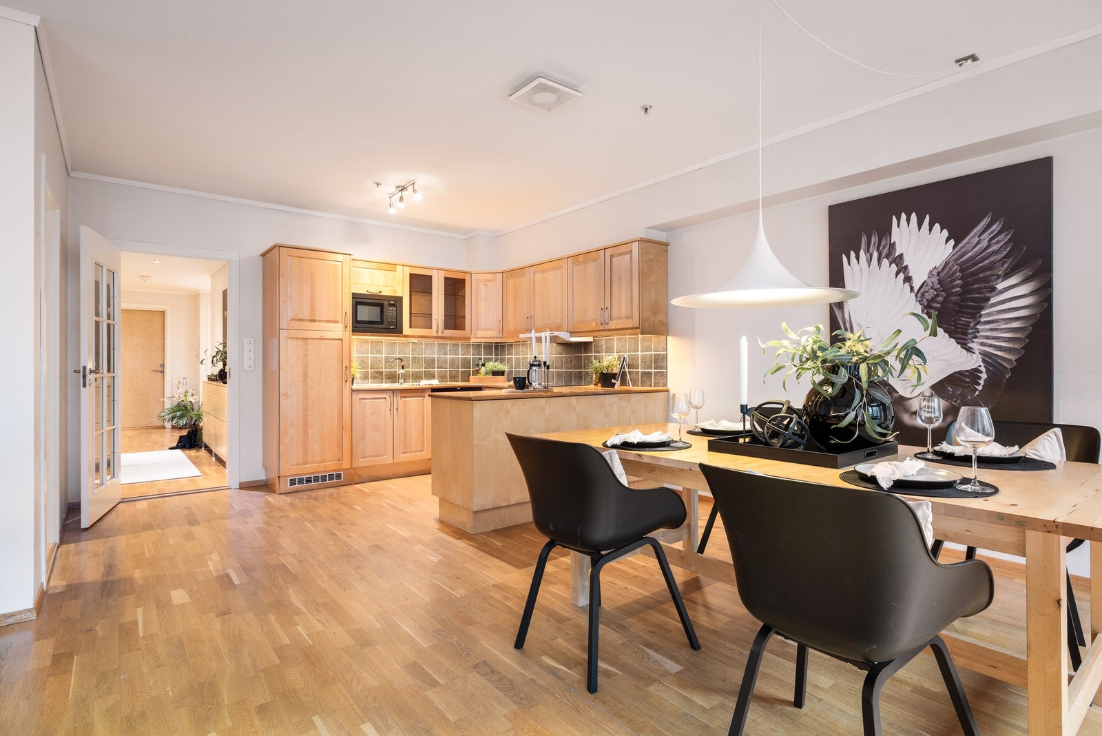 Kjøkkenet er en del av åpen stue/kjøkken løsning Galleribilde