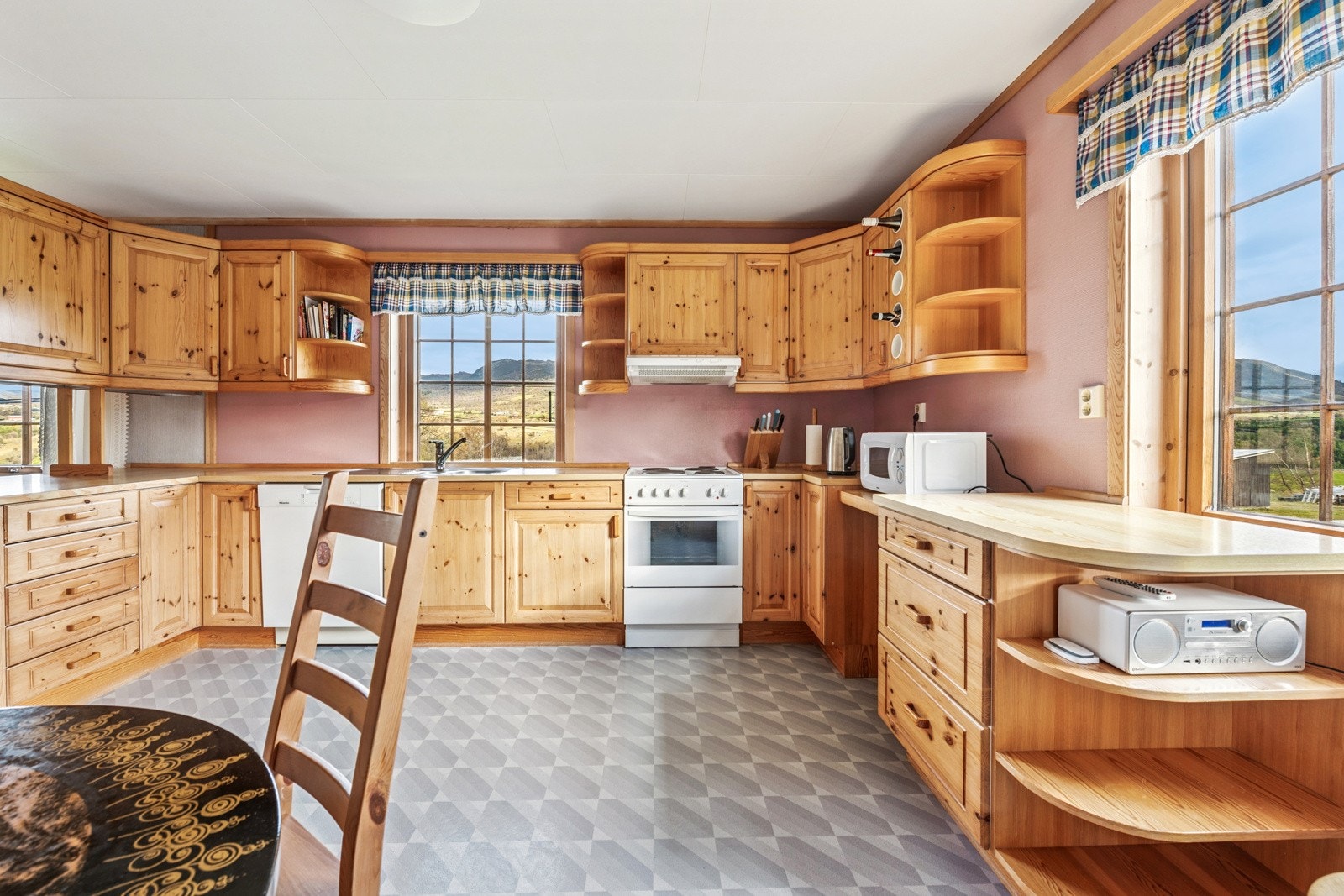 Kjøkken med spiseplass Galleribilde