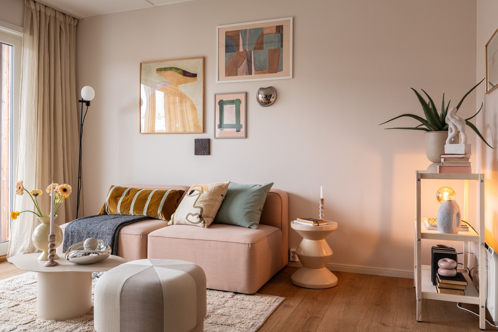 Leiligheten har en sosial planløsning med stort oppholdsrom, adskilt sovealkove og baderom. Galleribilde