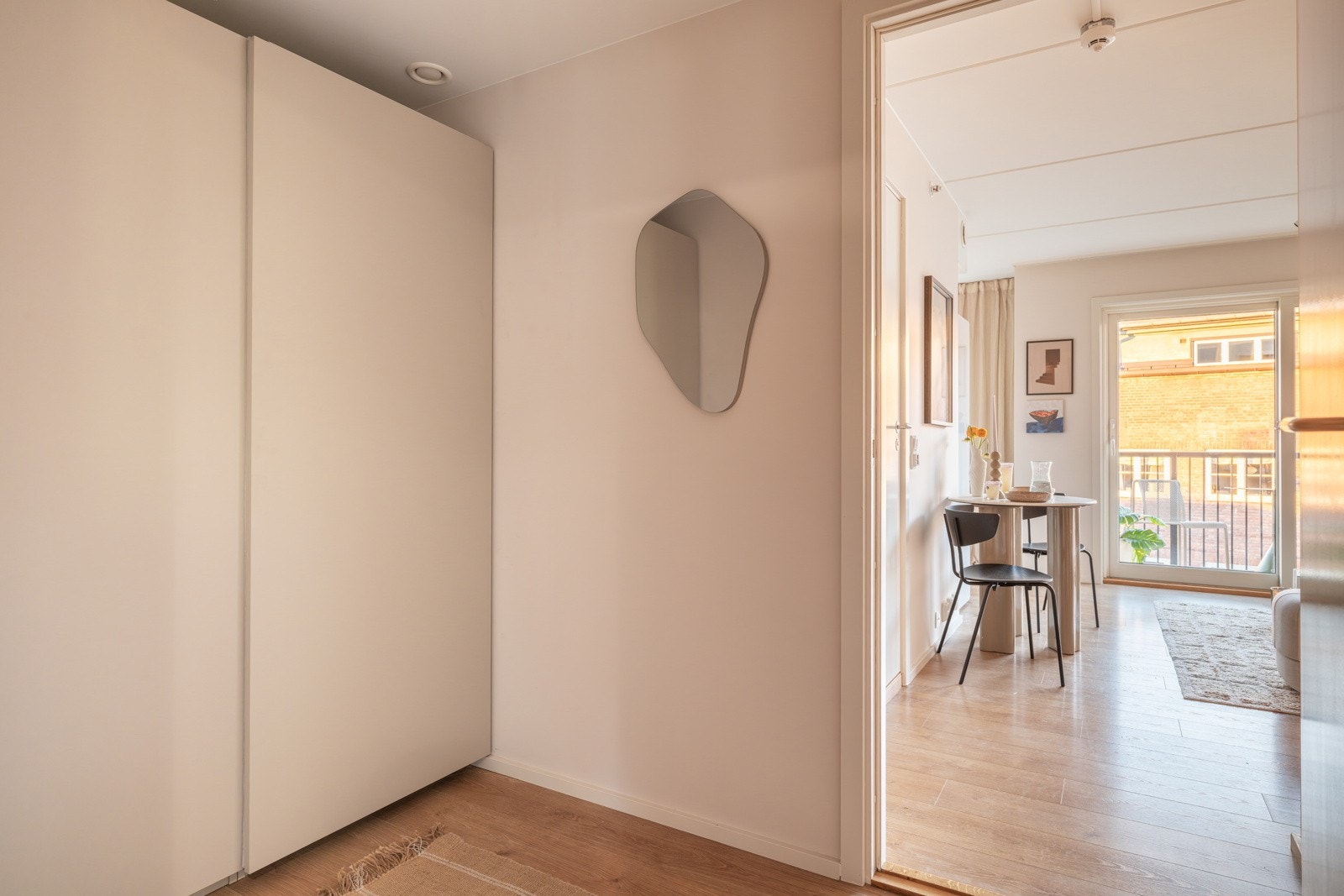 Entre med romslig skyvedørsgarderobe/bod. Galleribilde