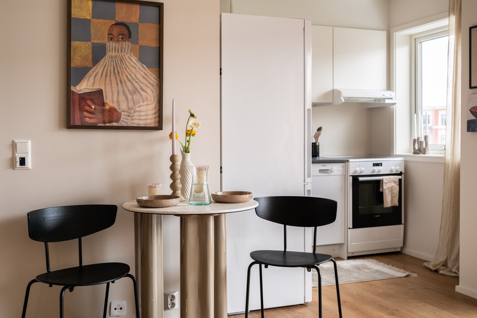 Det gode lysinnslippet bidrar til en luftig romfølelse. Galleribilde