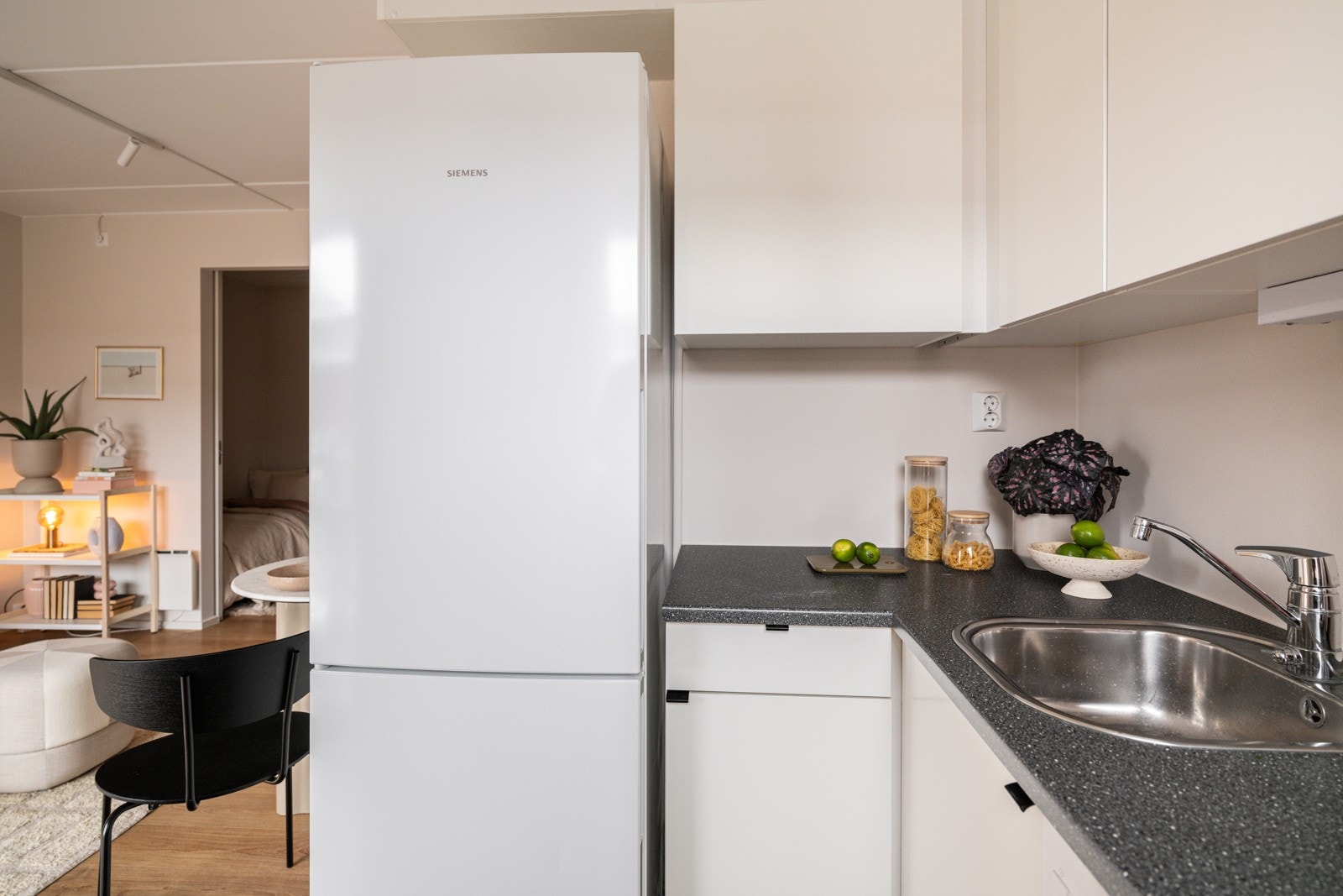 Kjøkkenet er utstyrt med medfølgende hvitevarer som komfyr, oppvaskmaskin og kjøleskap med frysedel. Det er avtrekk via sentralt avtrekksanlegg i bygget. Alle hvitevarer medfølger i handelen. Galleribilde