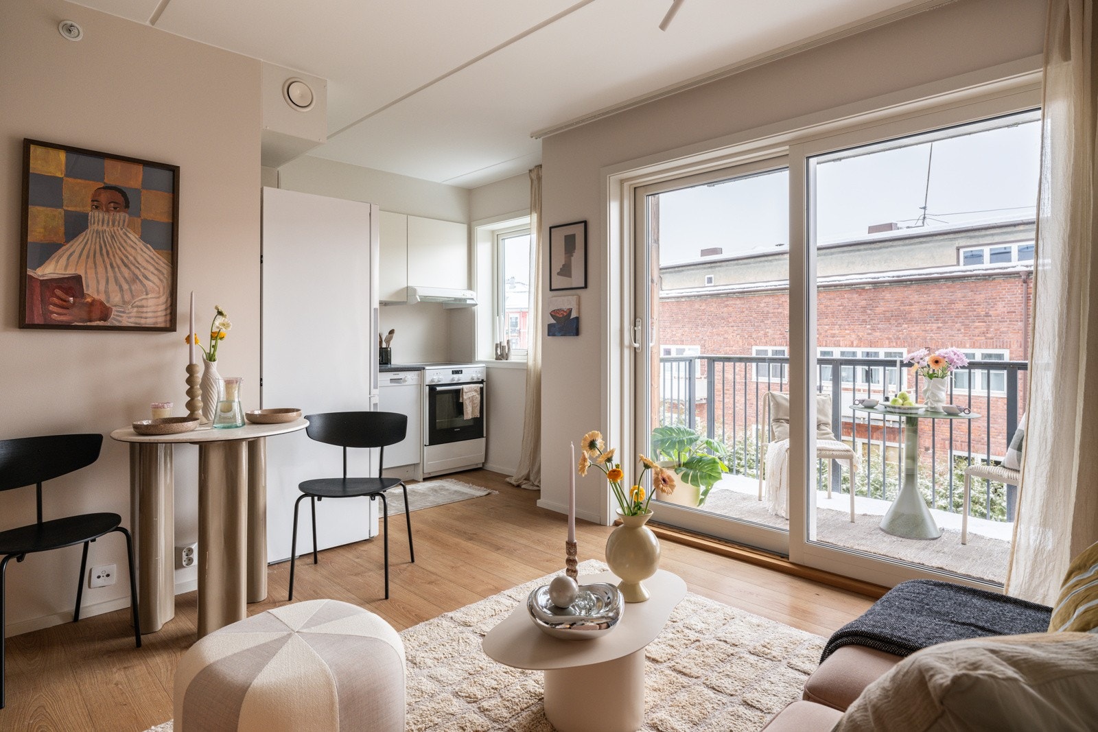 Beliggenheten i byggets 3. etasje med store vindusflater, sørger for rikelig med naturlig lys. Alle vinduene i leiligheten har 3-lags glass fra 2015. Galleribilde