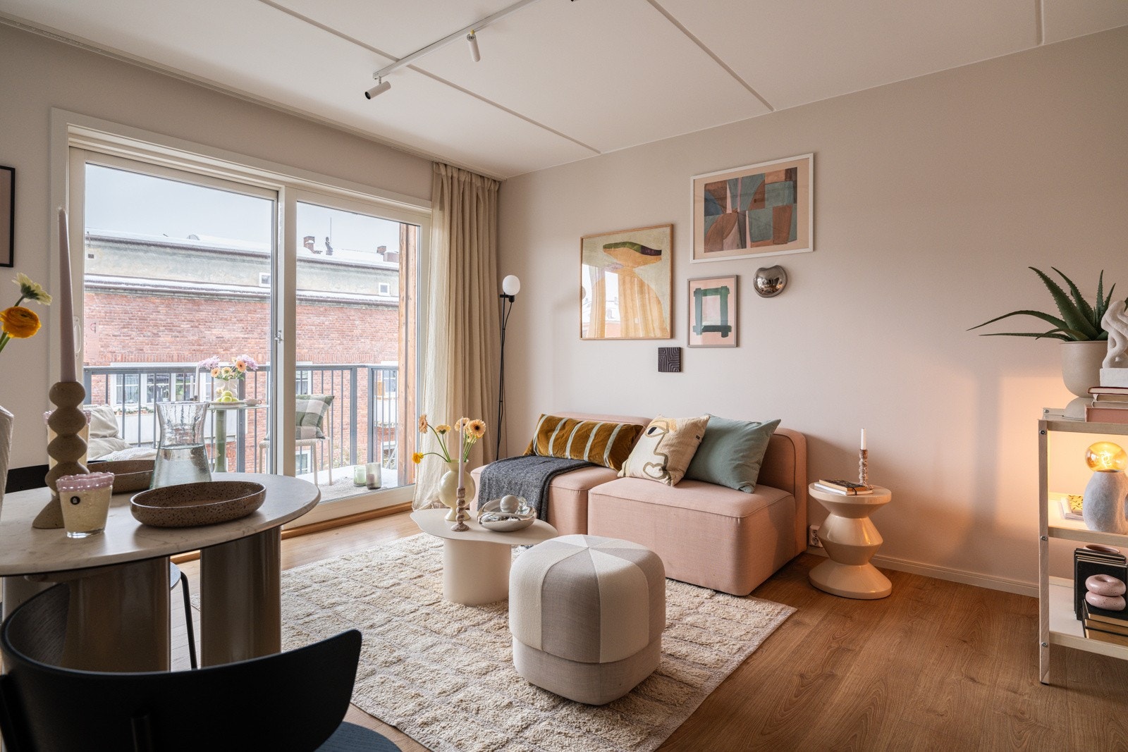 Stuen er det naturlige oppholdsrommet i leiligheten, og er et lyst og fint rom for både avkobling og hygge. Galleribilde