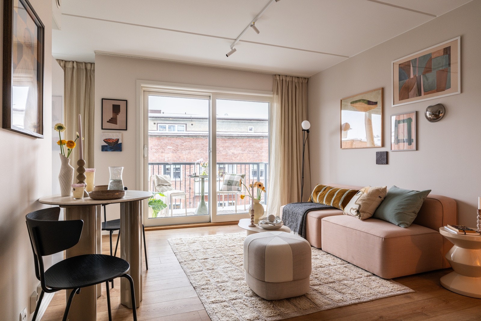 En lys, pen og luftig leilighet i byggets 3. etasje med heisadkomst. Galleribilde