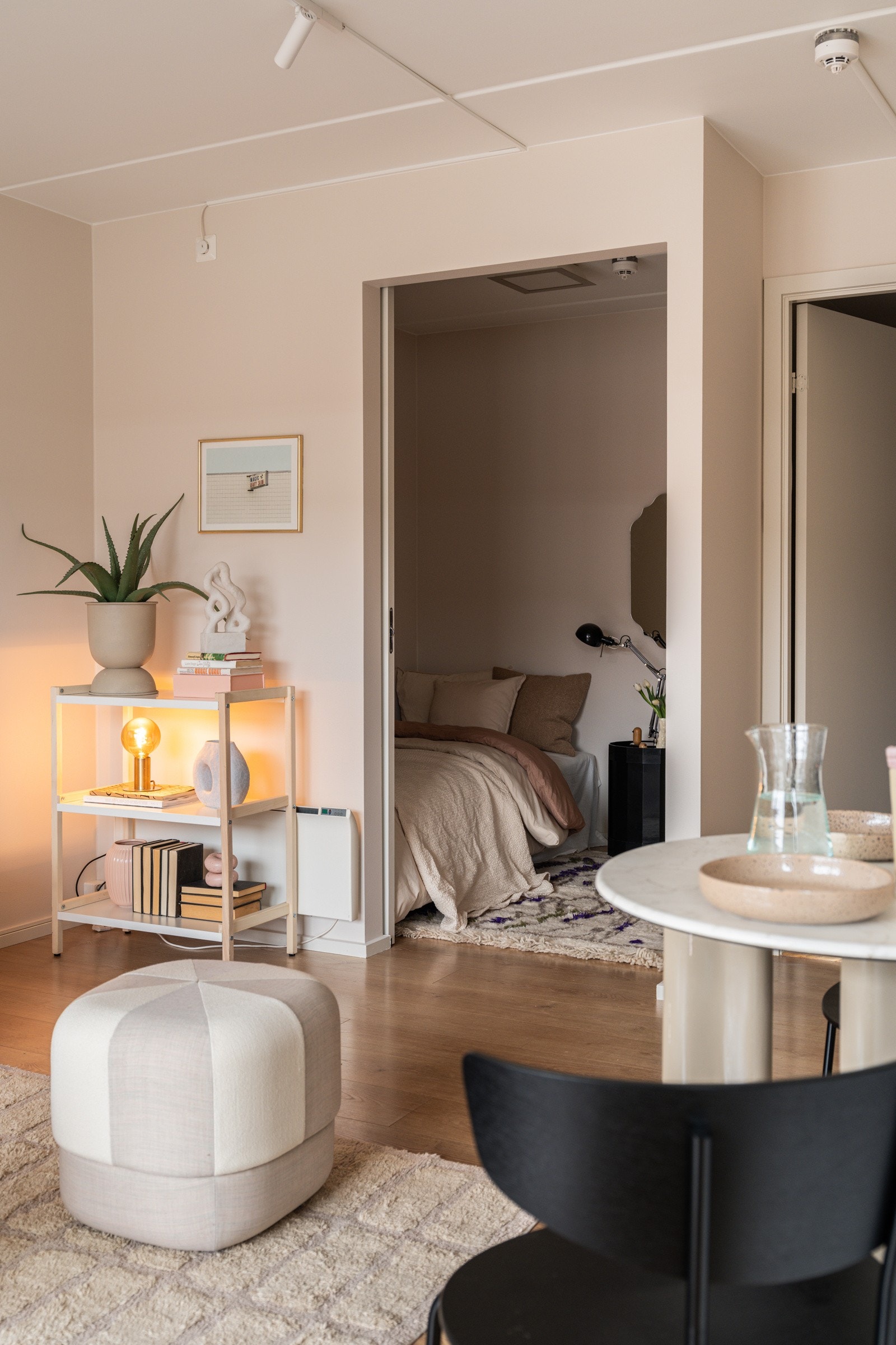 I stuen er det en sovealkove som er praktisk adskilt med en skyvedør. Galleribilde