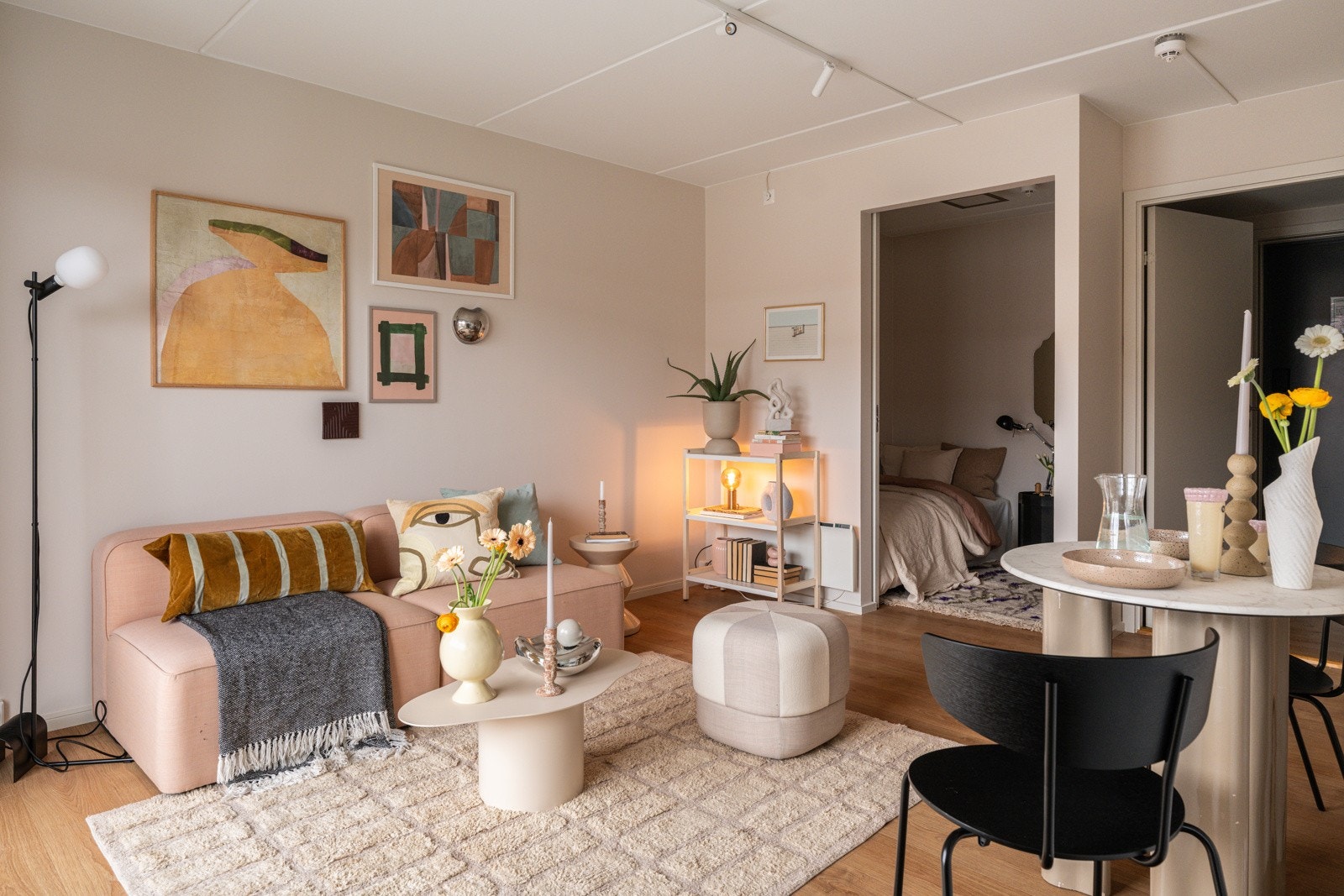 I stuen har du god plass til stor sofagruppe med salongbord. Galleribilde