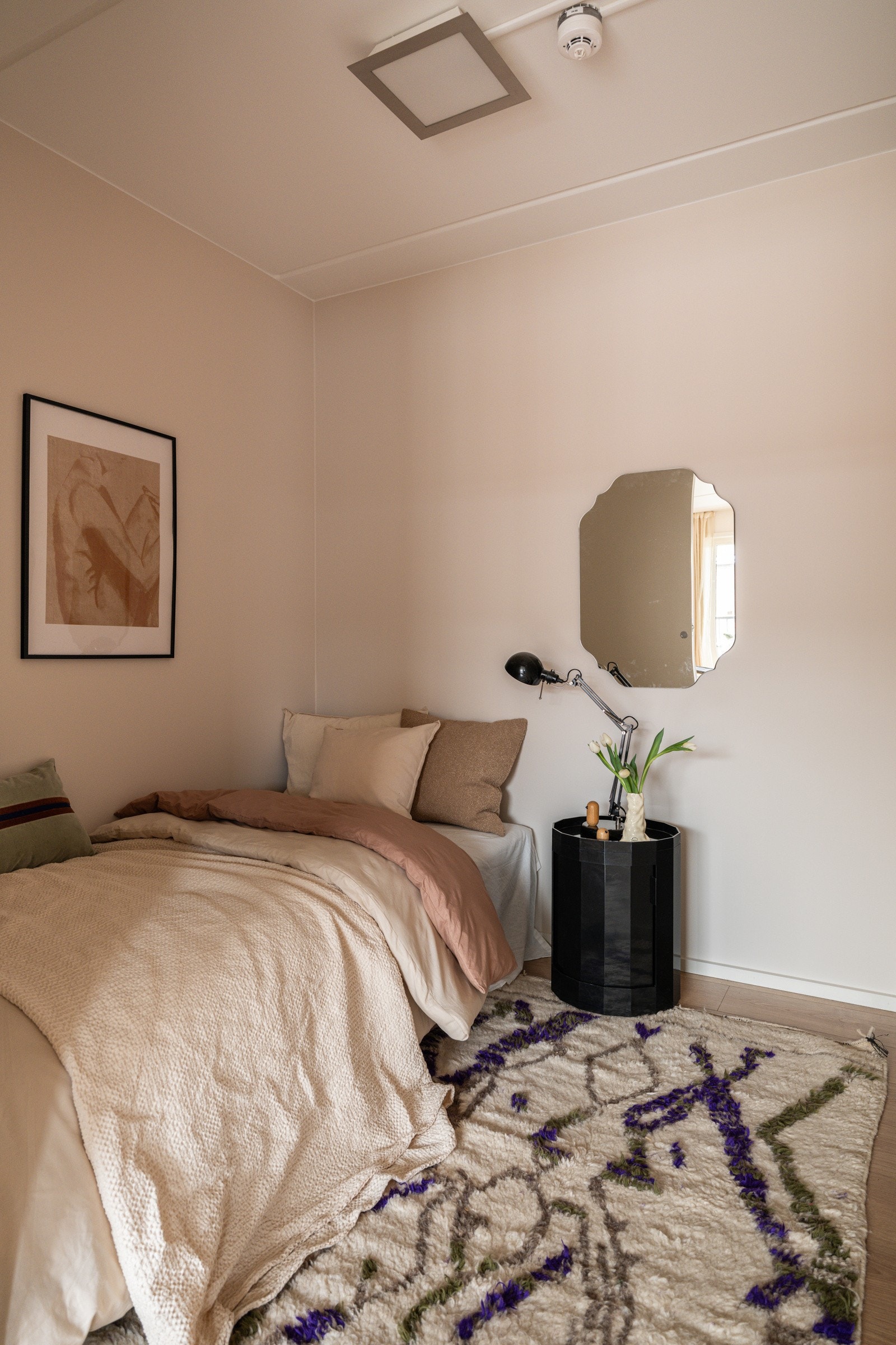 Alkoven har samme gode og moderne standard fra 2015 som resten av leiligheten. Galleribilde