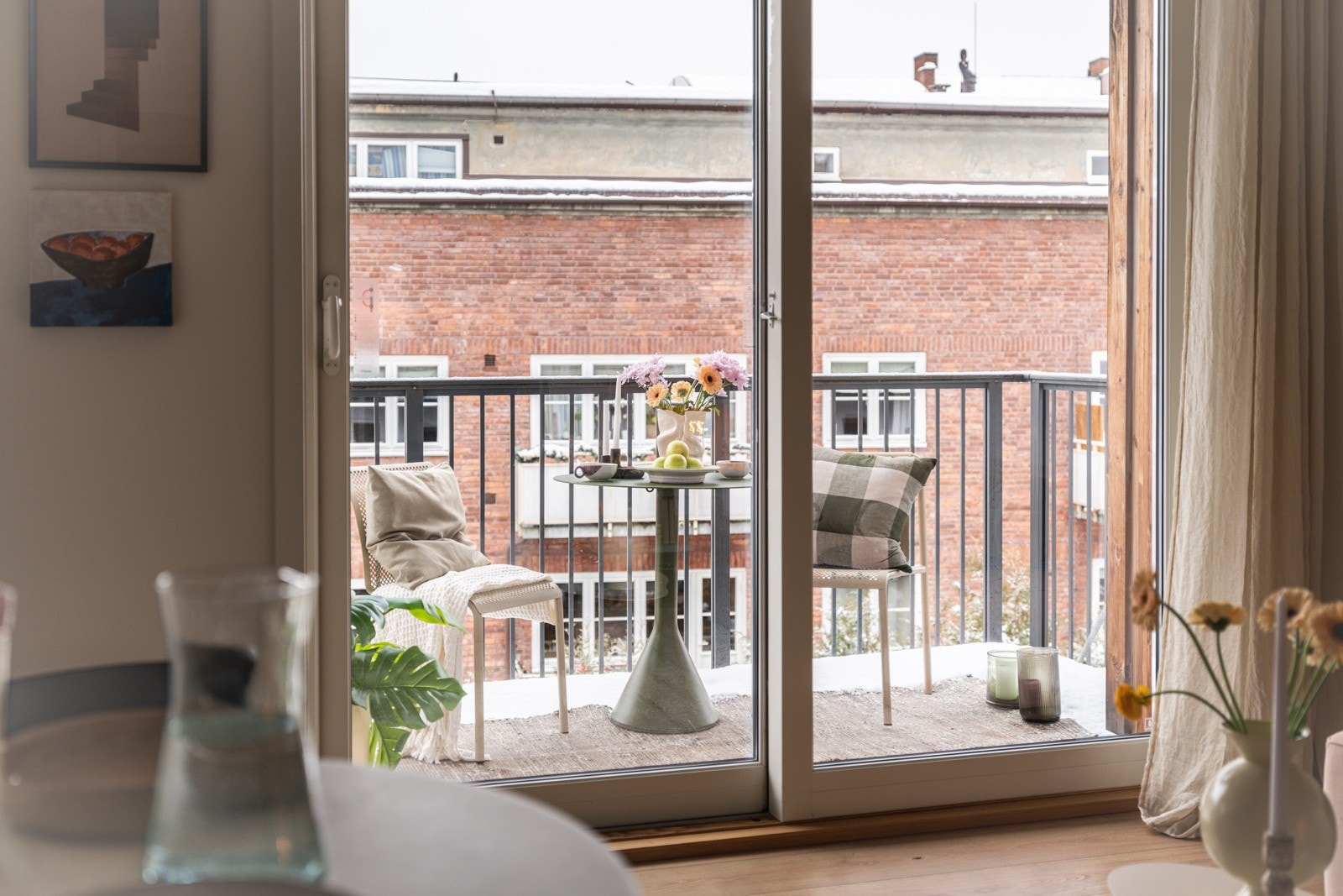 Fra stuen har du en stor skyvedør ut til balkongen som blir en naturlig forlengelse av leiligheten på sommerstid. Galleribilde