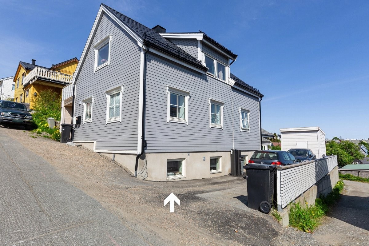 Fasade - Kort vei til det meste en skulle trenge av bl.a. dagligdagsvarebutikker, treningssenter, kafeer, kulturtilbud og mer!