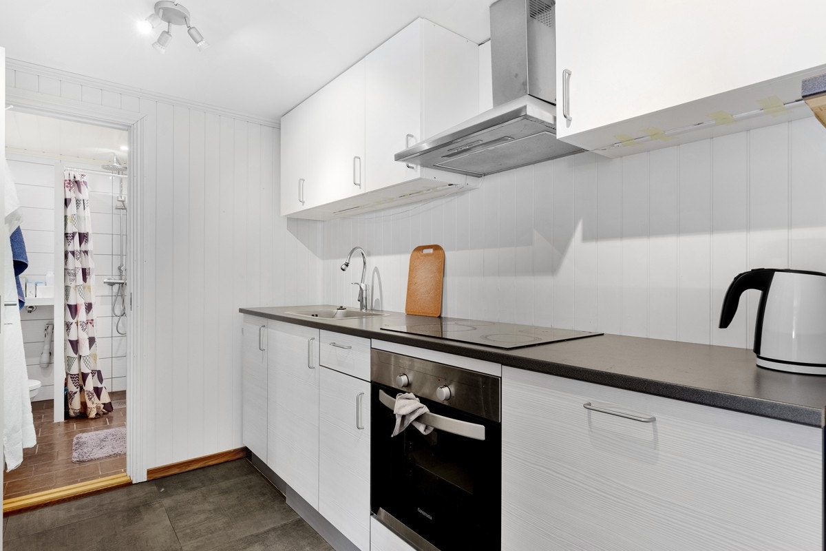 Kjøkken med integrerte hvitevarer.