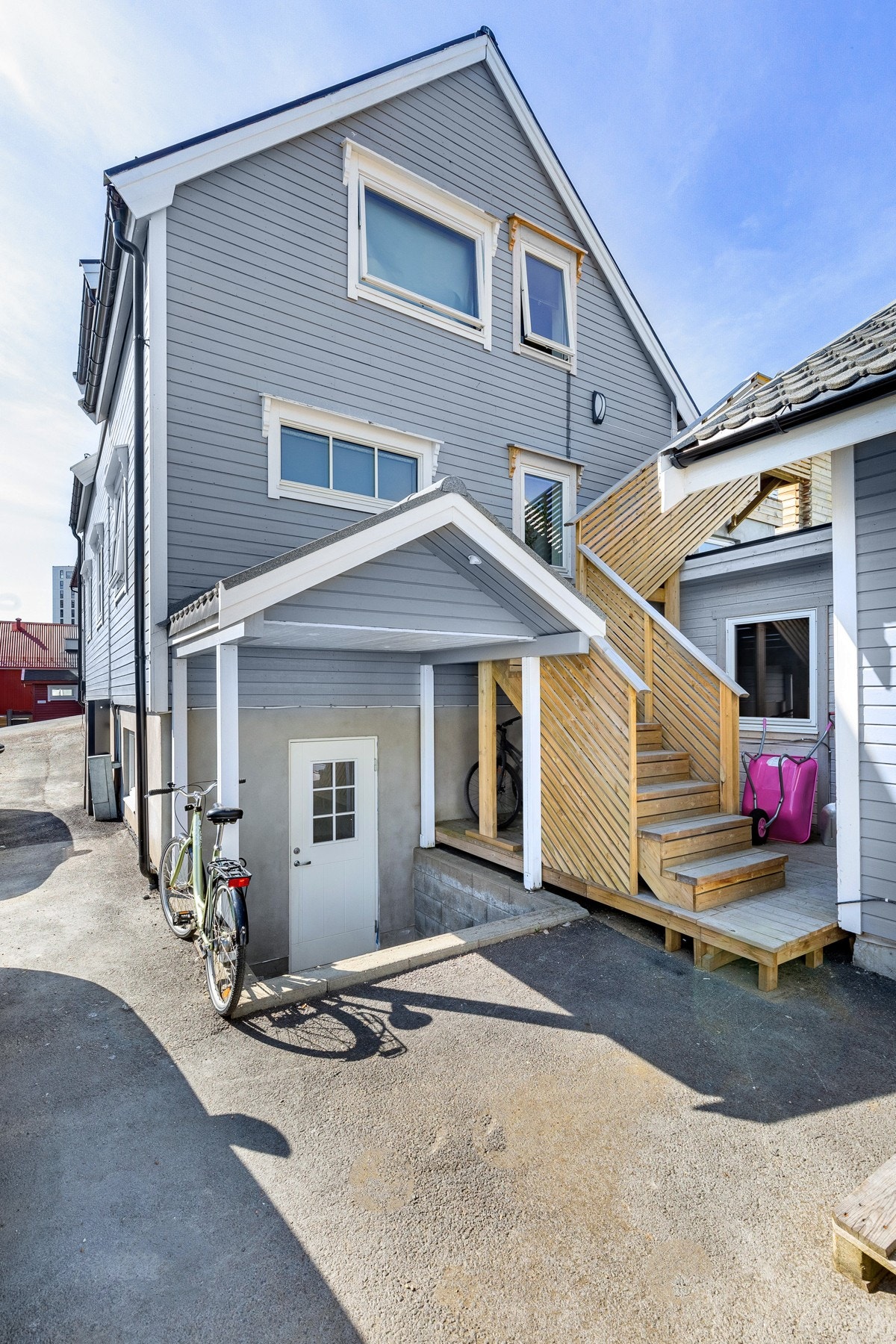 Inngangsparti ned til sokkelleiligheten.