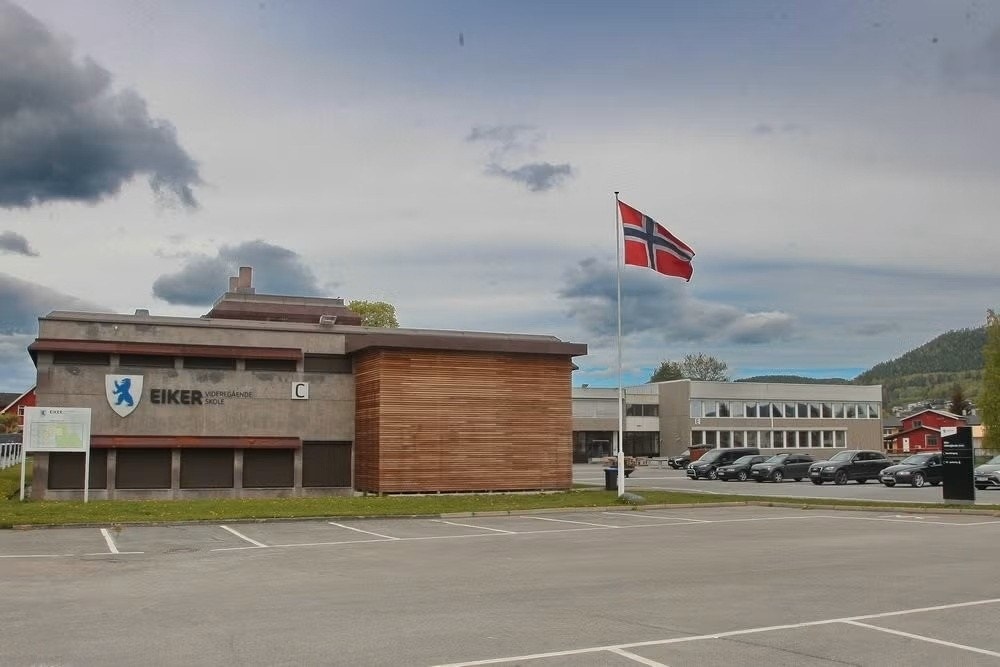 Eiker videregående skole. 15 min gåtur Galleribilde
