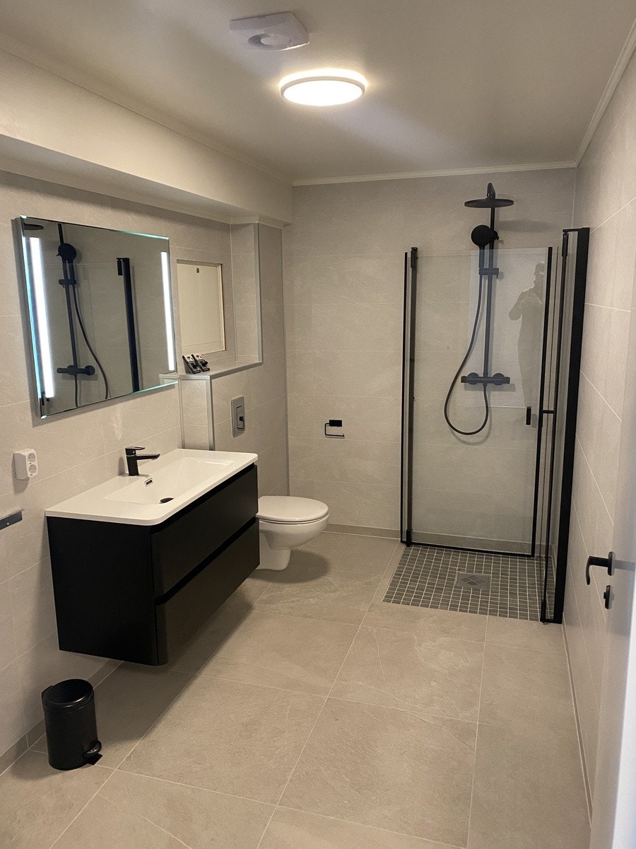 Moderne bad med varmekabler. Opplegg til vaskemaskin og tørk Galleribilde