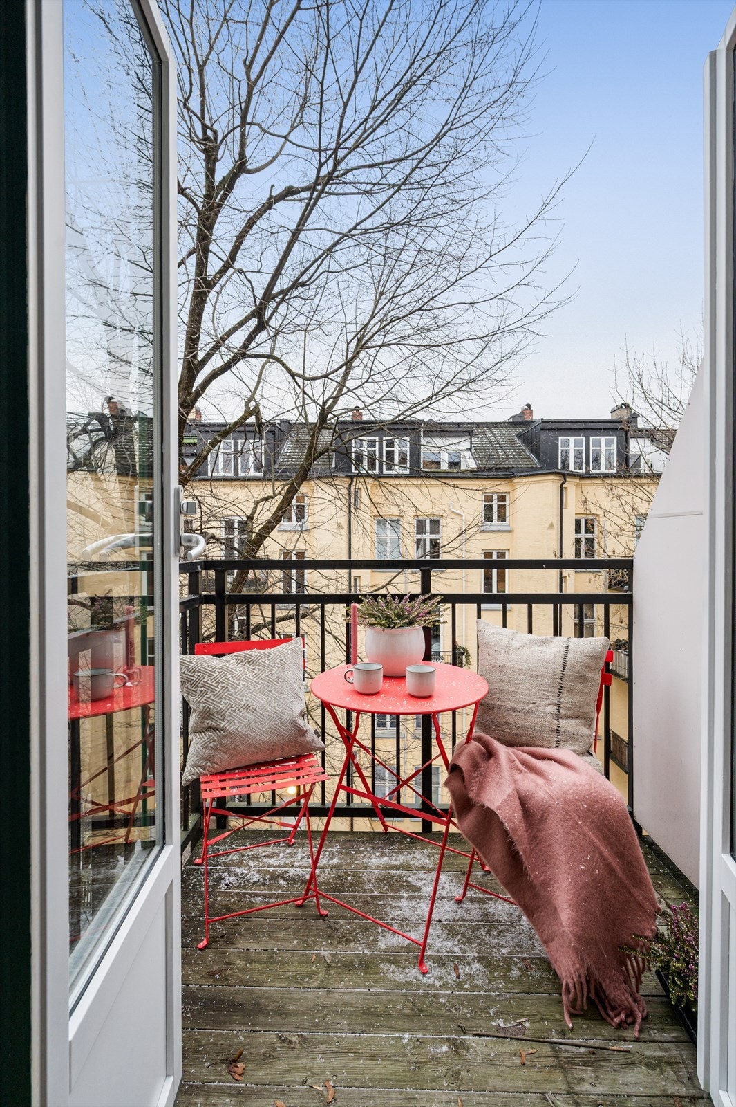 Balkongen vender mot en hyggelig bakgård som på sommerstid blomstrer til flotte grøntområder. Galleribilde