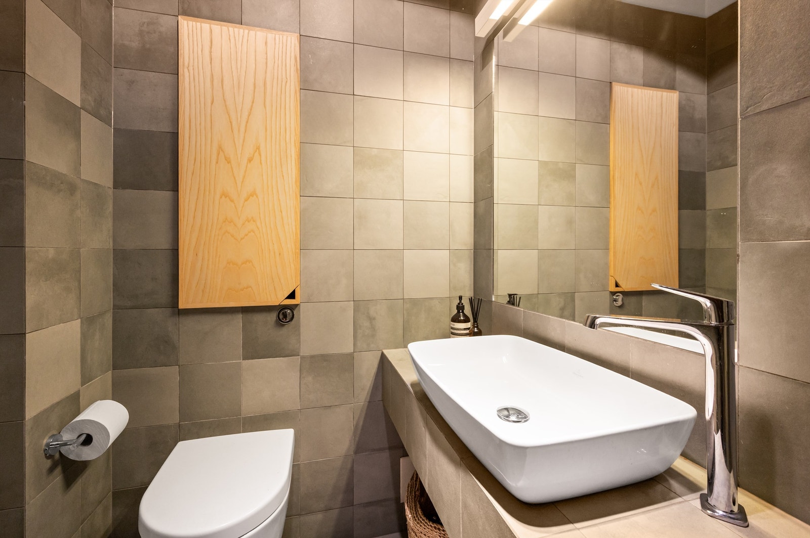 Badet ble renovert i 2016 og er pent flislagt på gulv og vegger. Elektrisk varme i gulvet sørger for en behagelig start på dagen. Galleribilde