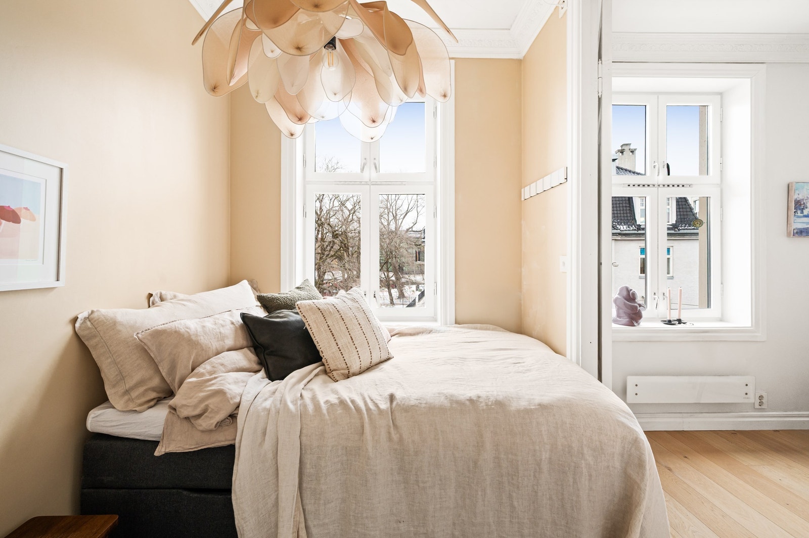 Leilighetens soverom er av god størrelse og kan enkelt innredes med både dobbeltseng og tilhørende møblement. Galleribilde