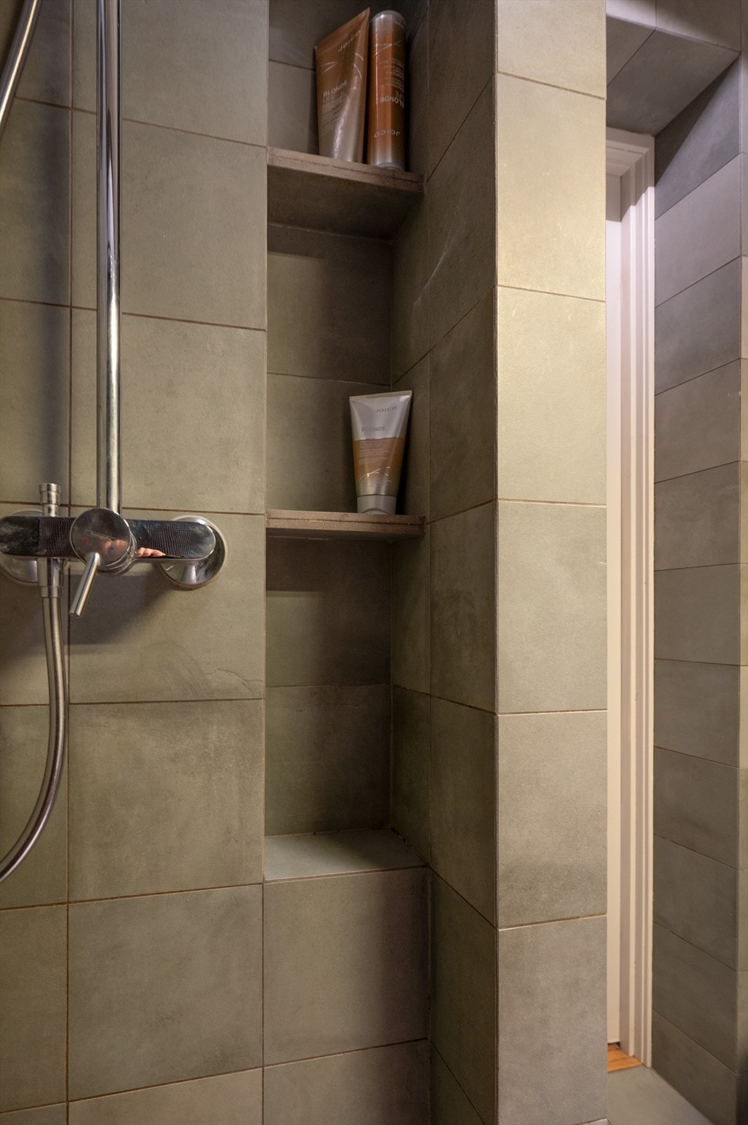 Innebygde hyller gir deg gode oppbevaringsmuligheter for såper i dusjsonen. Galleribilde