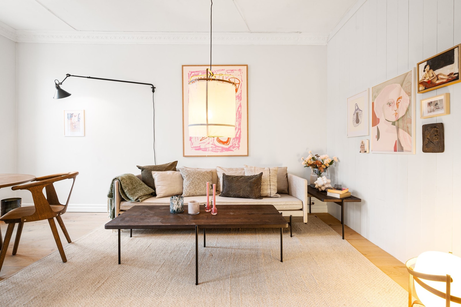 Lys og romslig stue med god plass til en hyggelig sofagruppe med tilhørende salongbord og TV-sjenk. Galleribilde