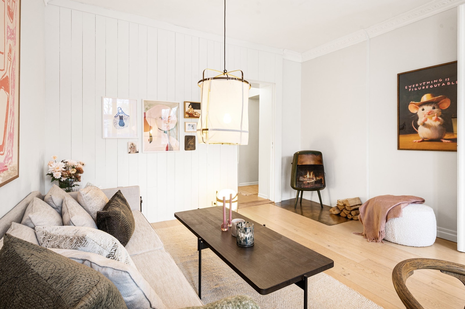 På kalde kvelder sørger peisovnen for behagelig temperatur og hyggelig atmosfære i stuen. Galleribilde