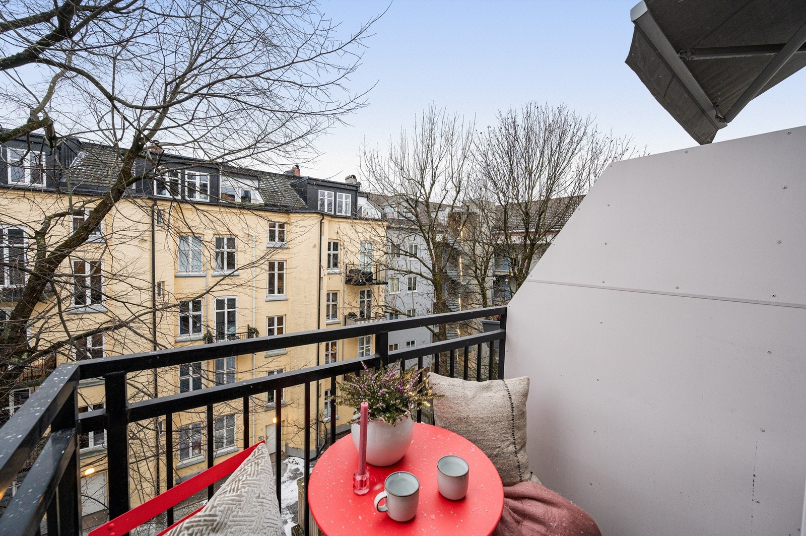 Her kan du enkelt innrede med en hyggelig sittegruppe der morgenkaffen kan nytes på årets varme dager. Galleribilde