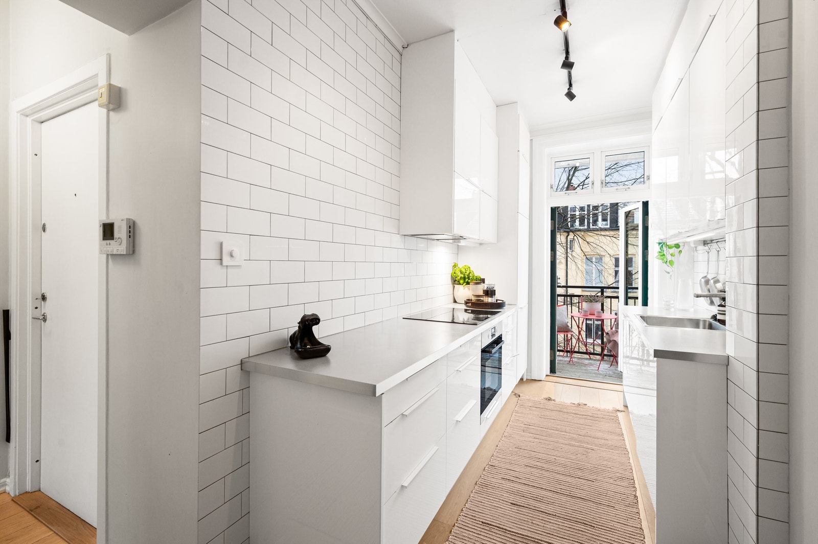 Kjøkkenet er utstyrt med integrert platetopp, stekeovn, oppvaskmaskin og kjøl/fryseskap. Galleribilde