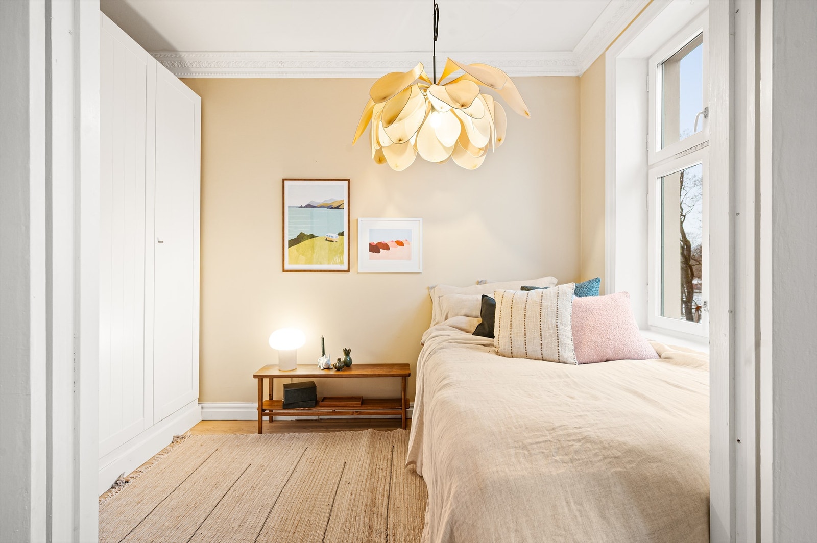 Rommet er holdt i duse og behagelige nyanser. Galleribilde