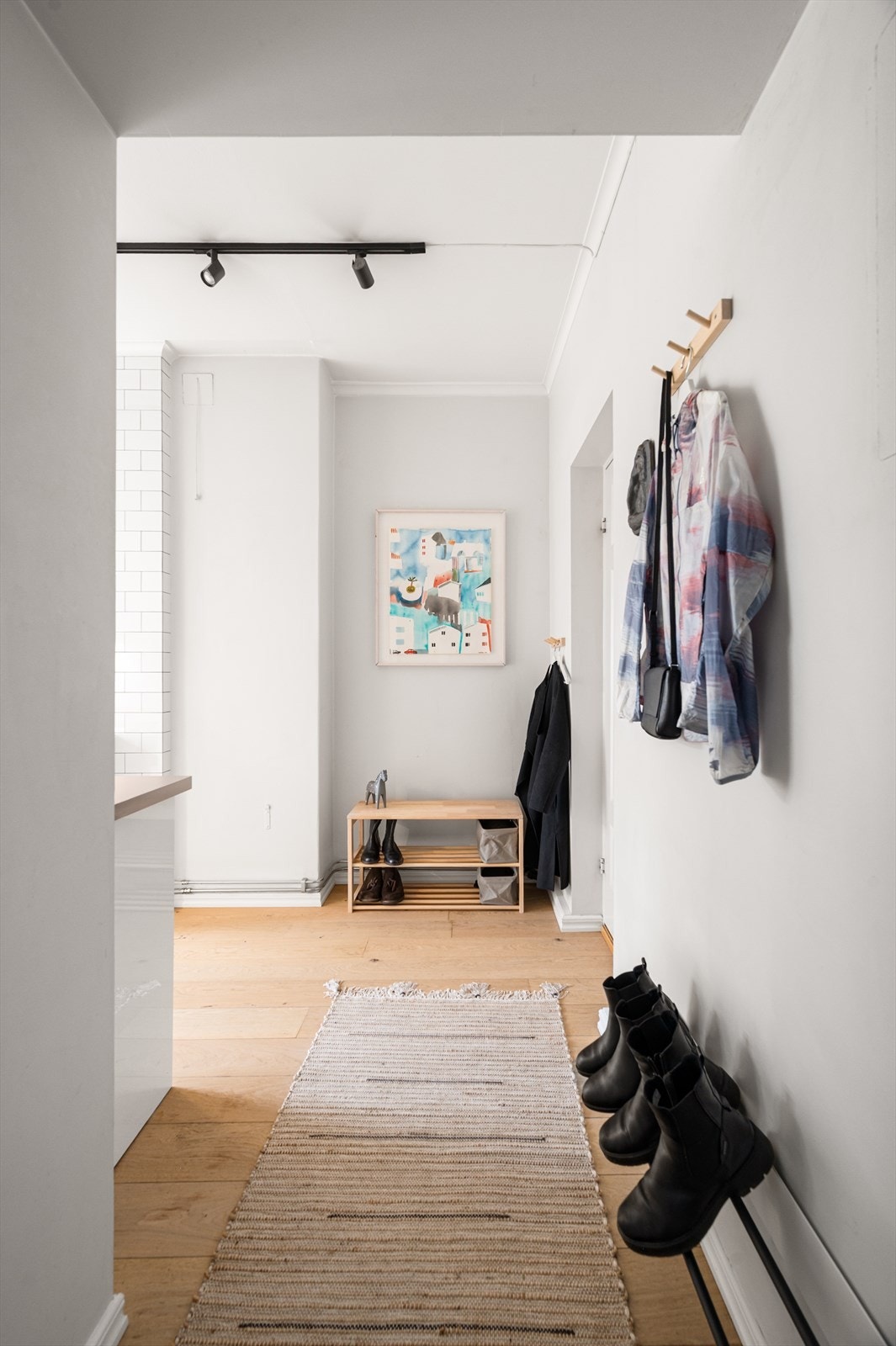 Her er det god plass til å henge fra seg yttertøyet og sette fra seg sko. Galleribilde