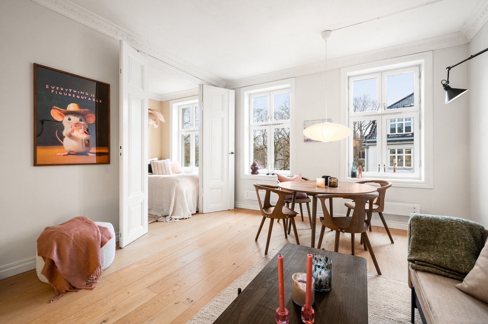 Store vindusflater og en generøs takhøyde på opp til 2,82m sørger for en luftig atmosfære i leiligheten. Galleribilde