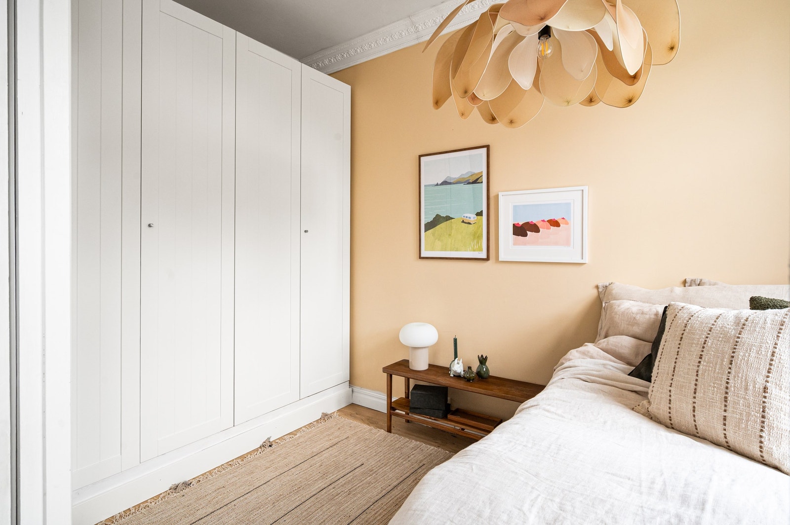 Det er rikelig med oppbevaringsplass i et romslig garderobeskap. Galleribilde