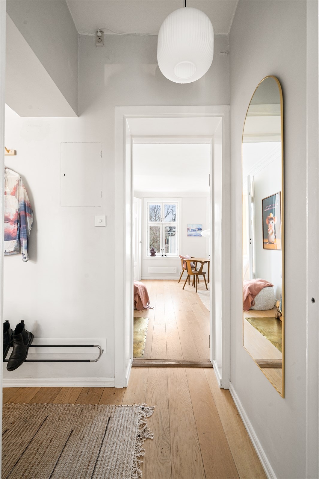 Velkommen inn! Leilighetens entré er lys og innbydende og gir et meget godt førsteinntrykk av boligen. Galleribilde