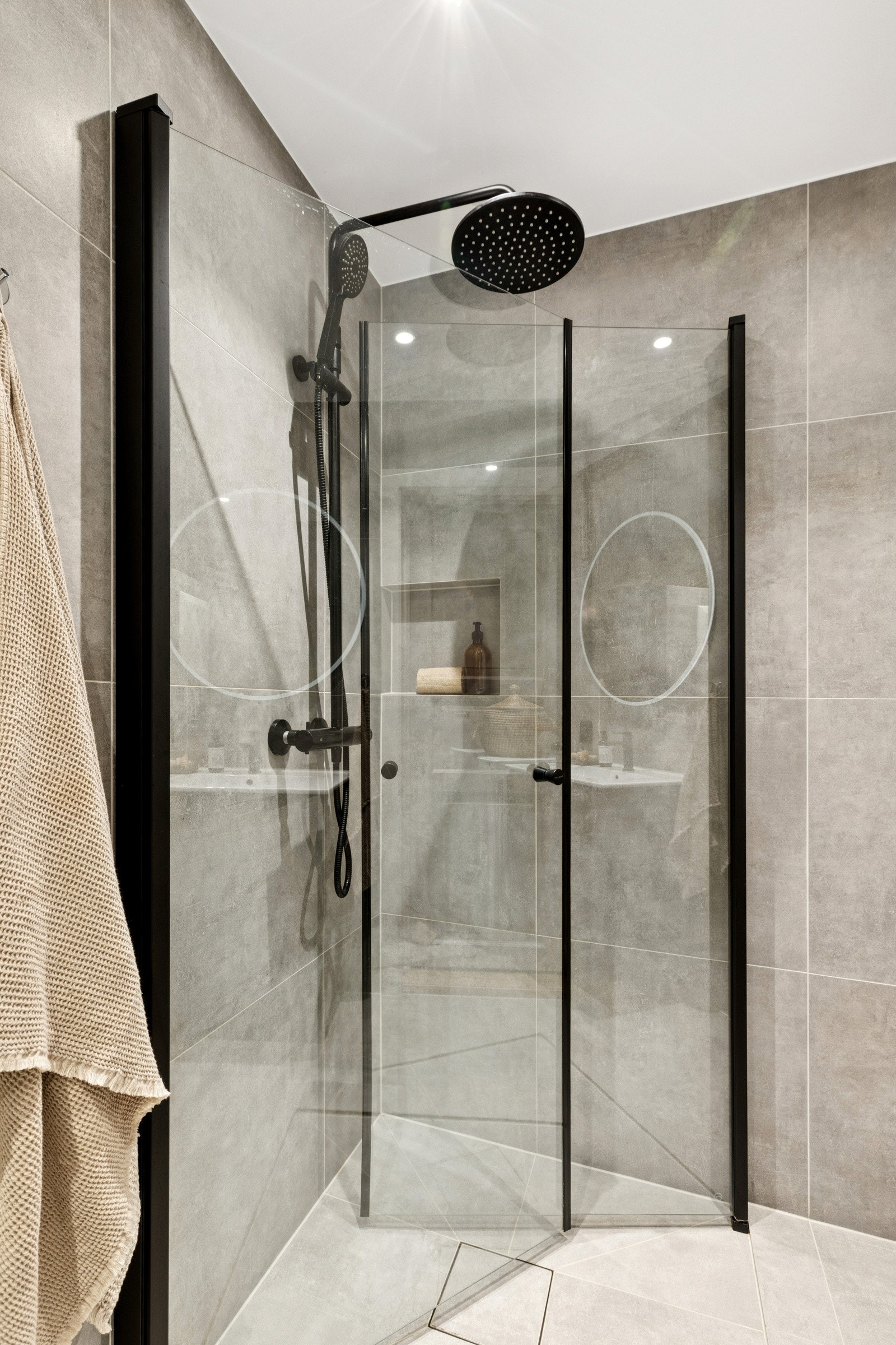 Praktiske, innfellbare dusjvegger med nedsenket dusjsone Galleribilde