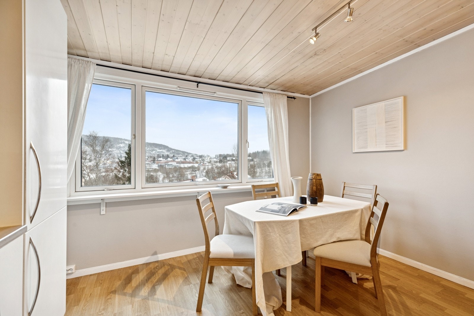 Rommet har plass til stort spisebord Galleribilde