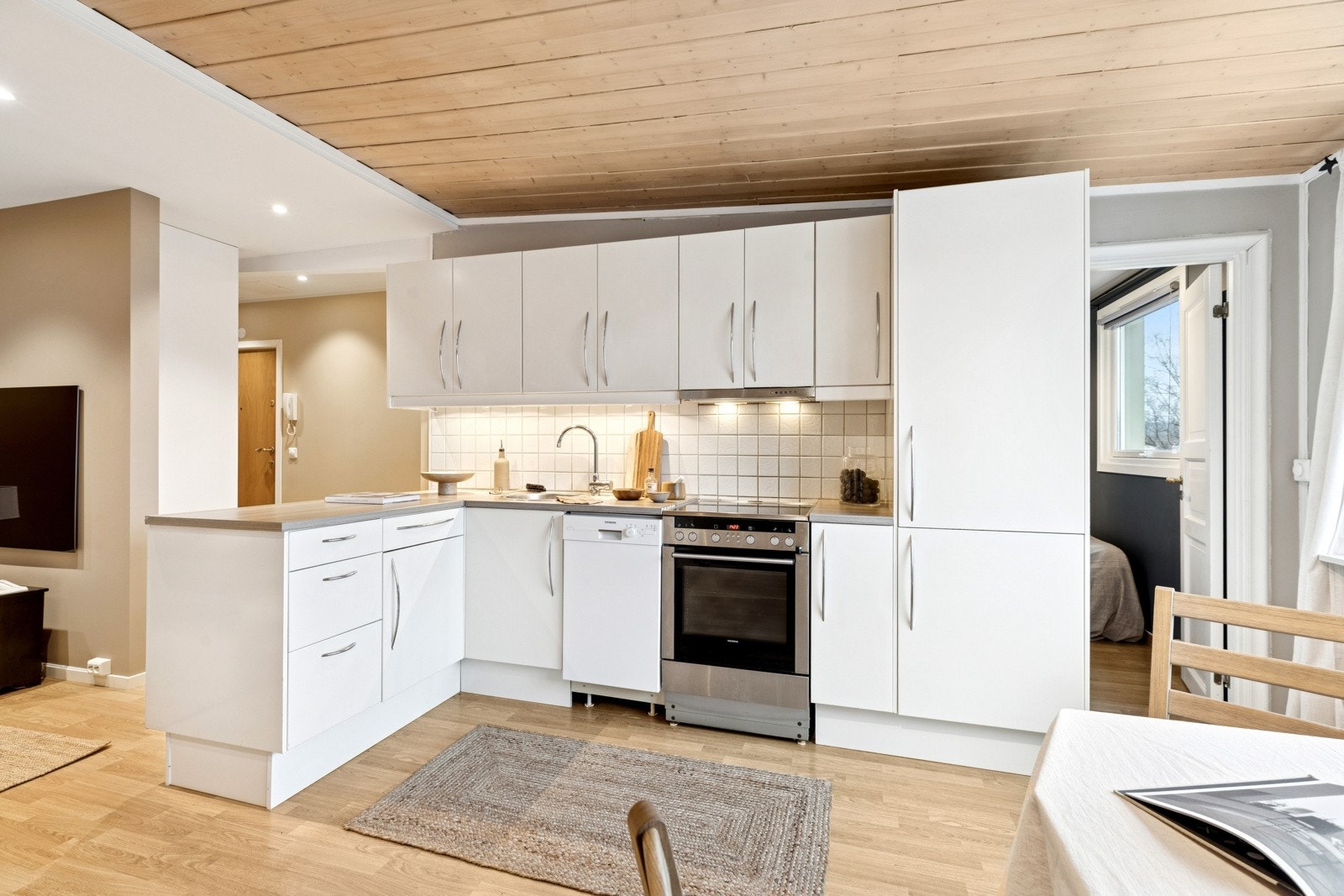 Kjøkkenet har god skapplass og opplegg for oppvaskmaskin Galleribilde