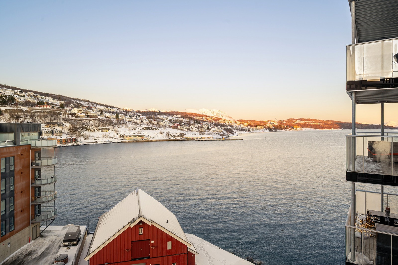 Strålende utsikt fra balkongen mot Trondenes med Grytøyfjellene i bakgrunnen Galleribilde