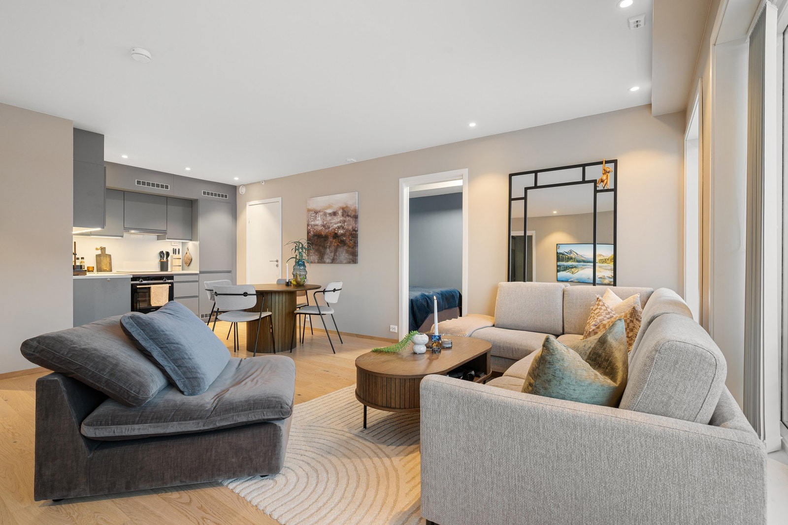 Her vil du kunne flytte rett inn i en svært innbydende leilighet bygd i 2022 Galleribilde